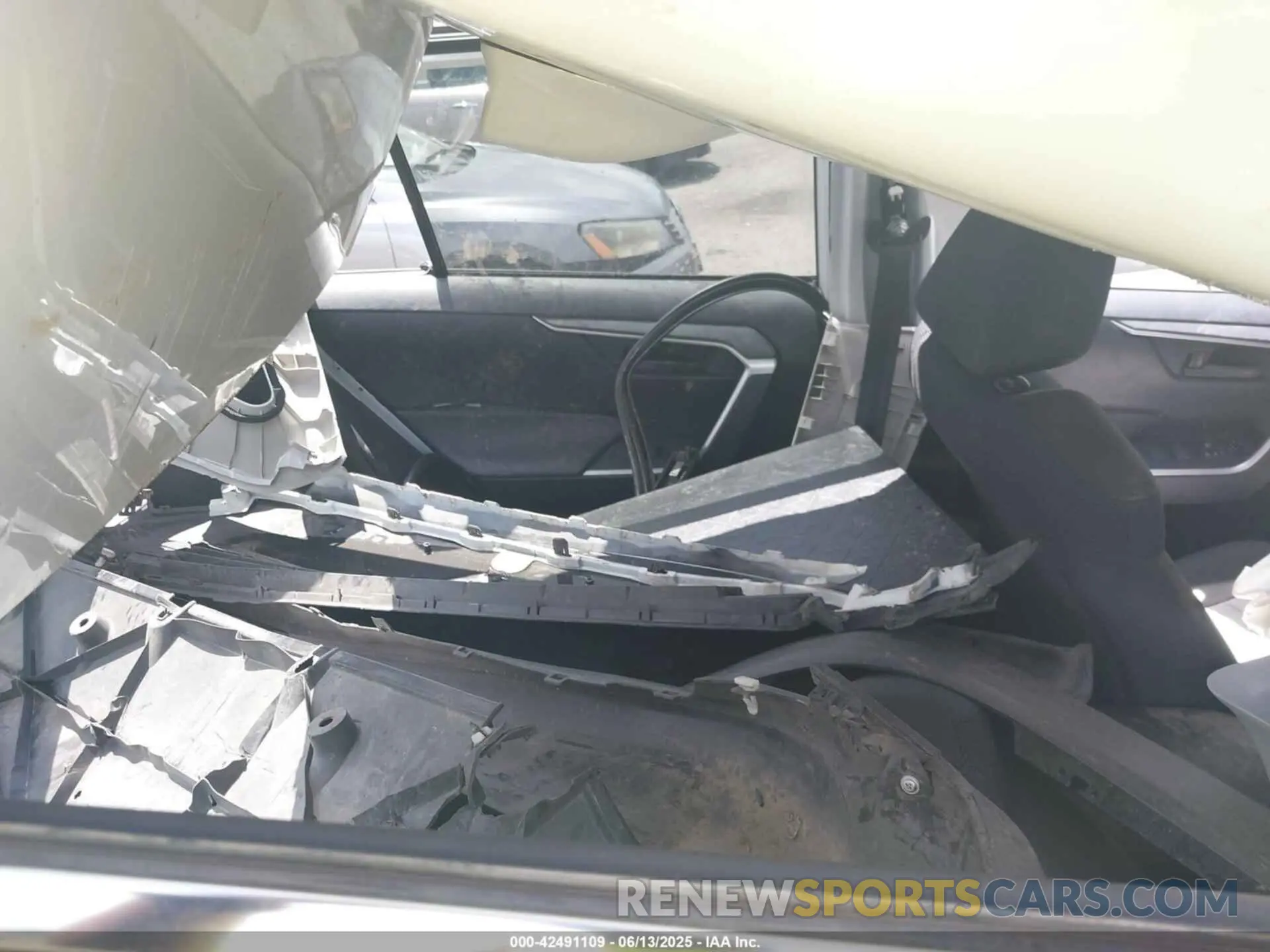 8 Photograph of a damaged car JTMH1RFV2KD028532 TOYOTA RAV4 2019