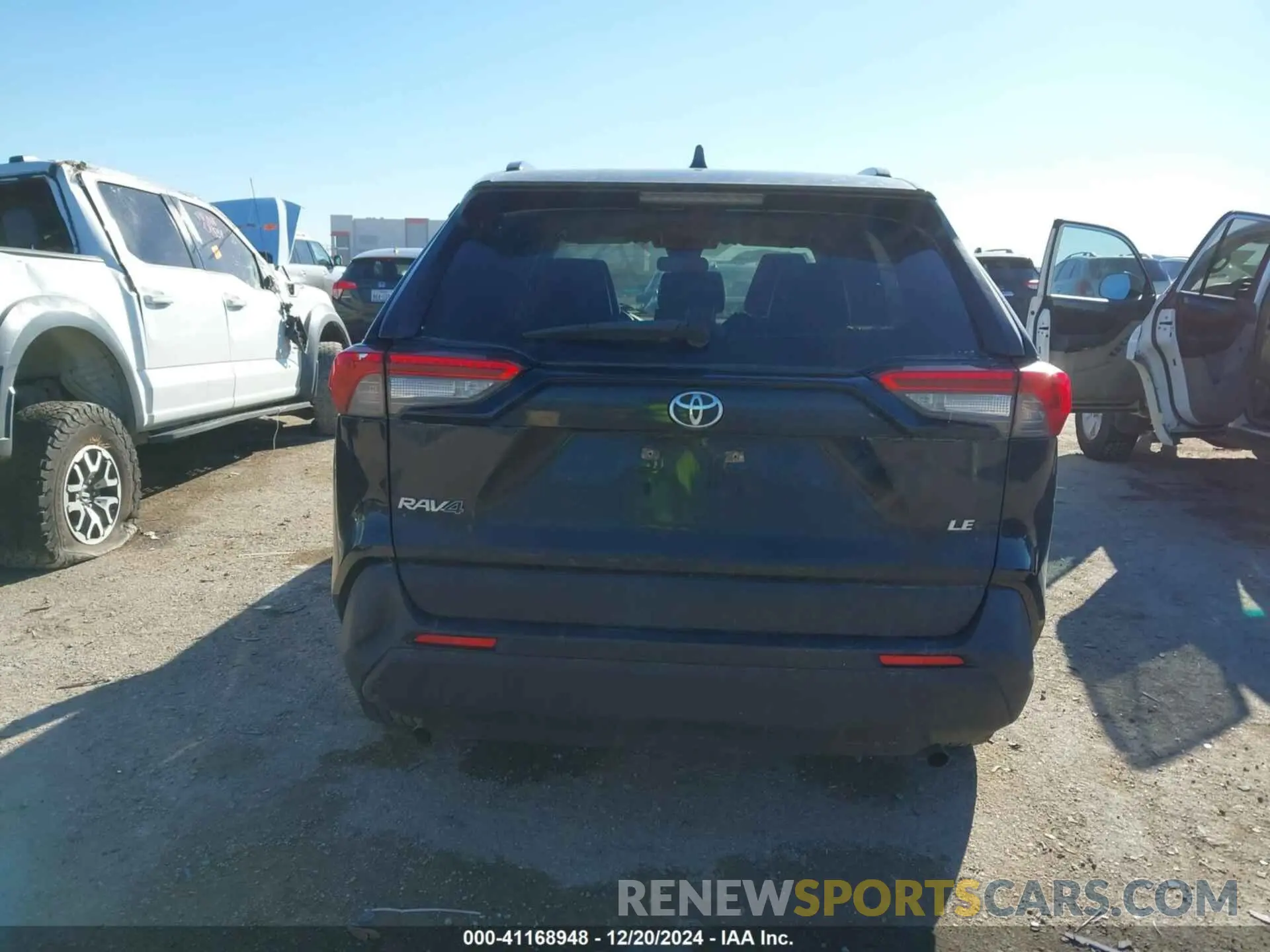 16 Photograph of a damaged car JTMH1RFV2KJ009531 TOYOTA RAV4 2019
