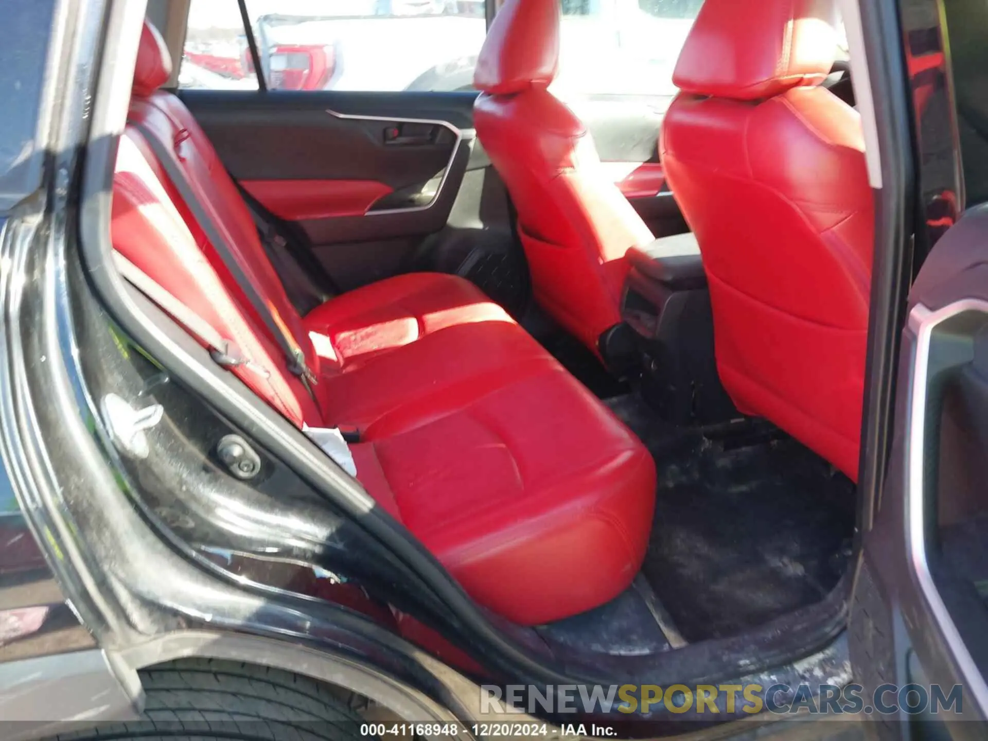 8 Photograph of a damaged car JTMH1RFV2KJ009531 TOYOTA RAV4 2019