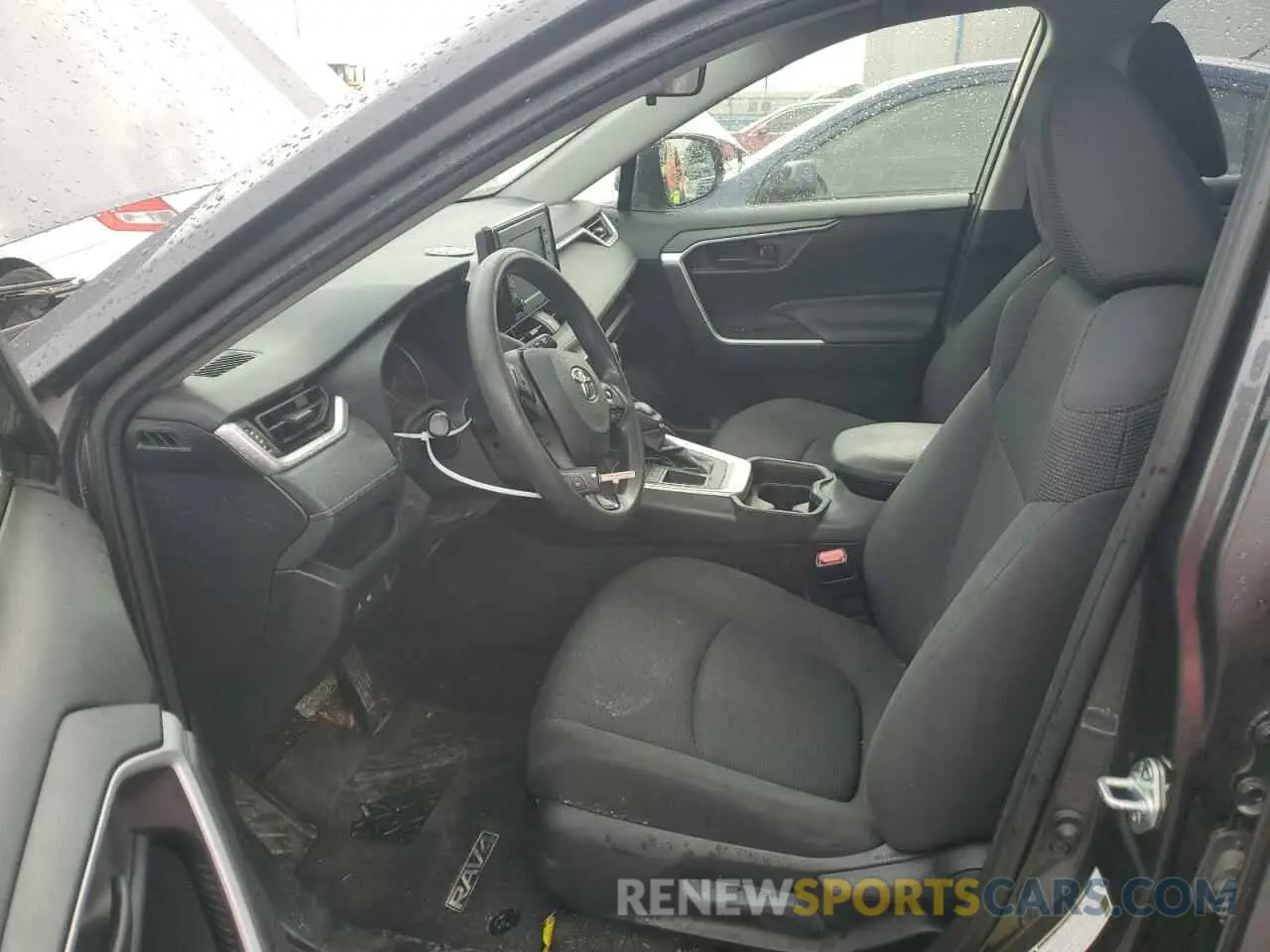 7 Photograph of a damaged car JTMH1RFV2KJ016558 TOYOTA RAV4 2019