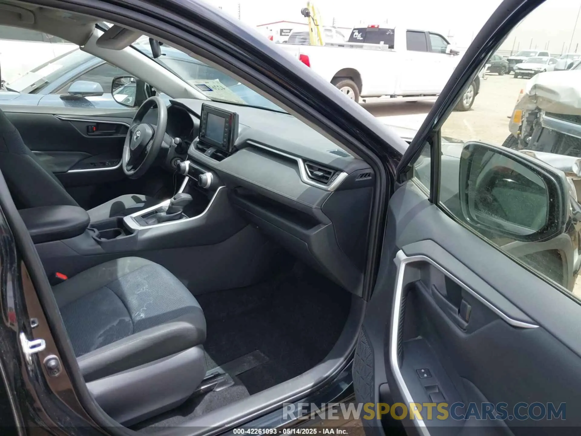 5 Photograph of a damaged car JTMH1RFV4KD037636 TOYOTA RAV4 2019