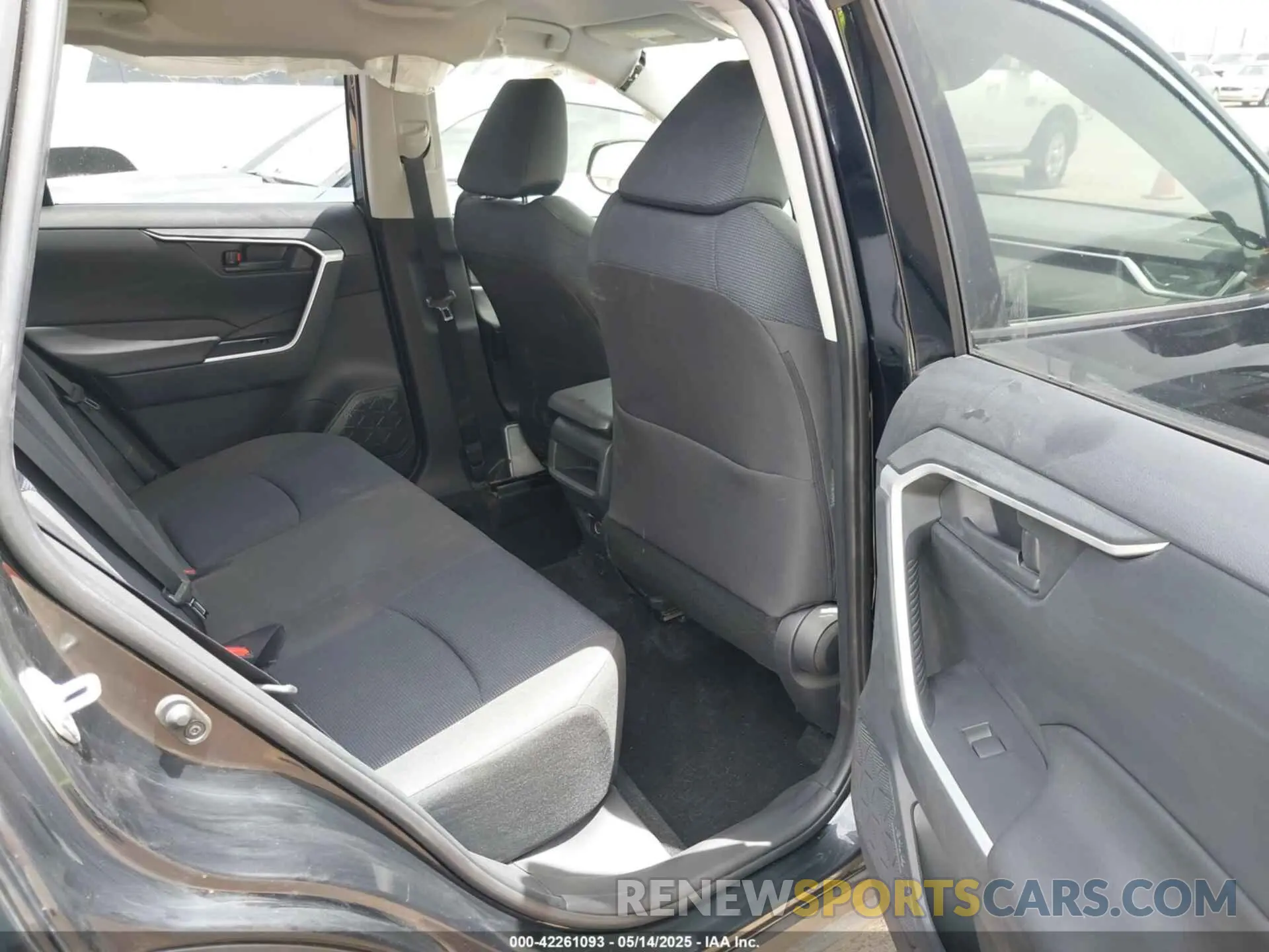 8 Photograph of a damaged car JTMH1RFV4KD037636 TOYOTA RAV4 2019
