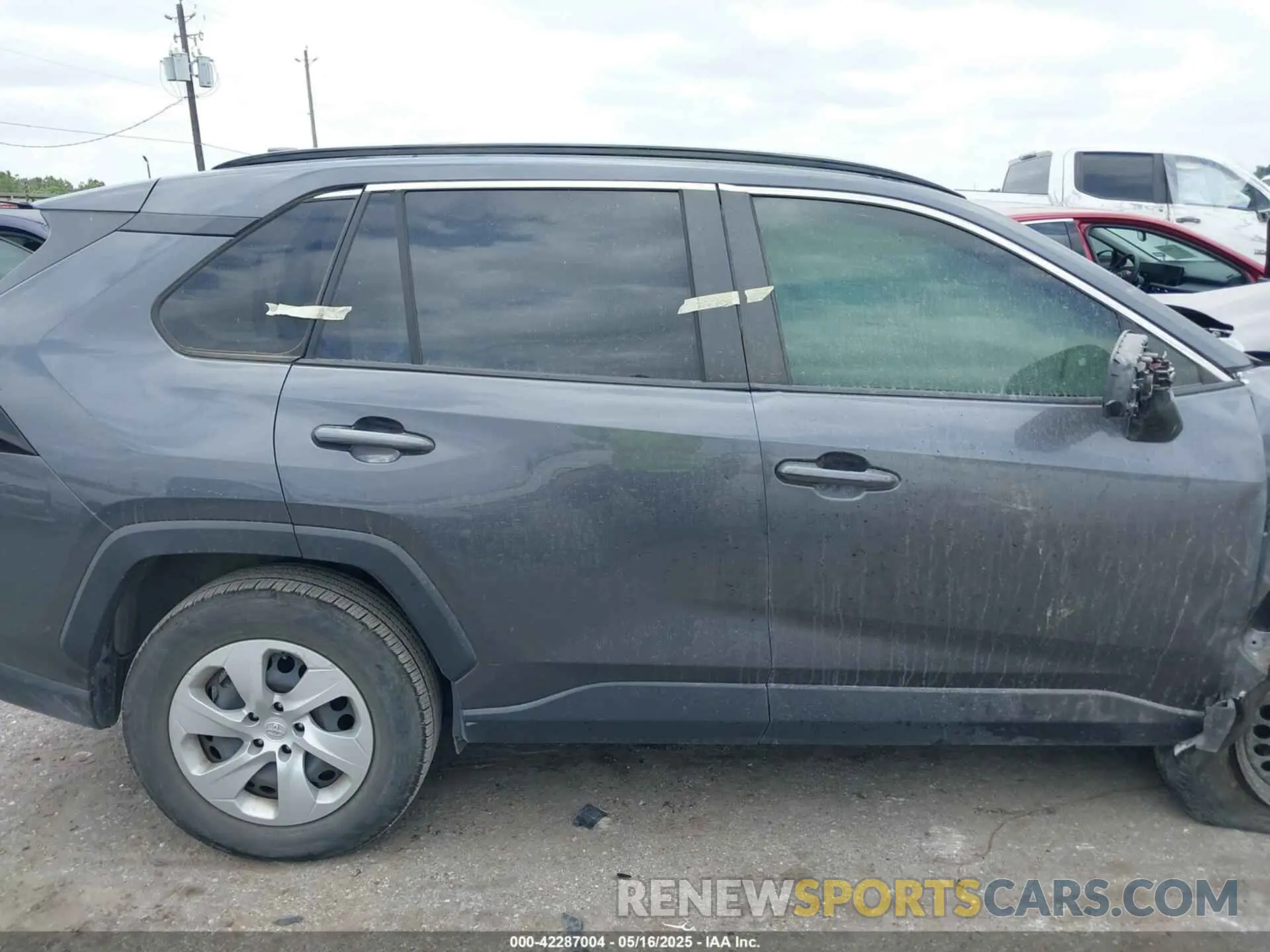 13 Photograph of a damaged car JTMH1RFV4KD512945 TOYOTA RAV4 2019