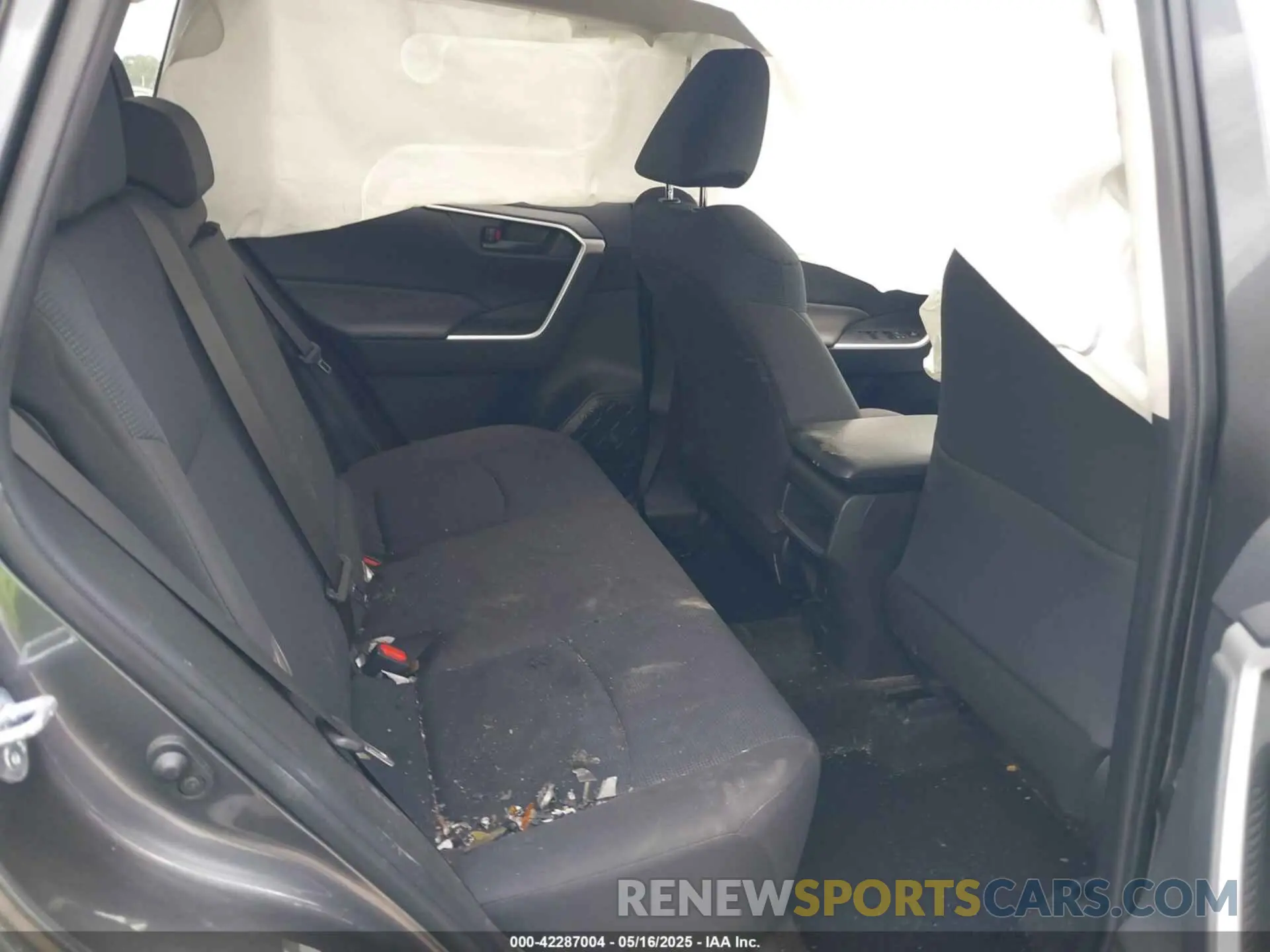 8 Photograph of a damaged car JTMH1RFV4KD512945 TOYOTA RAV4 2019