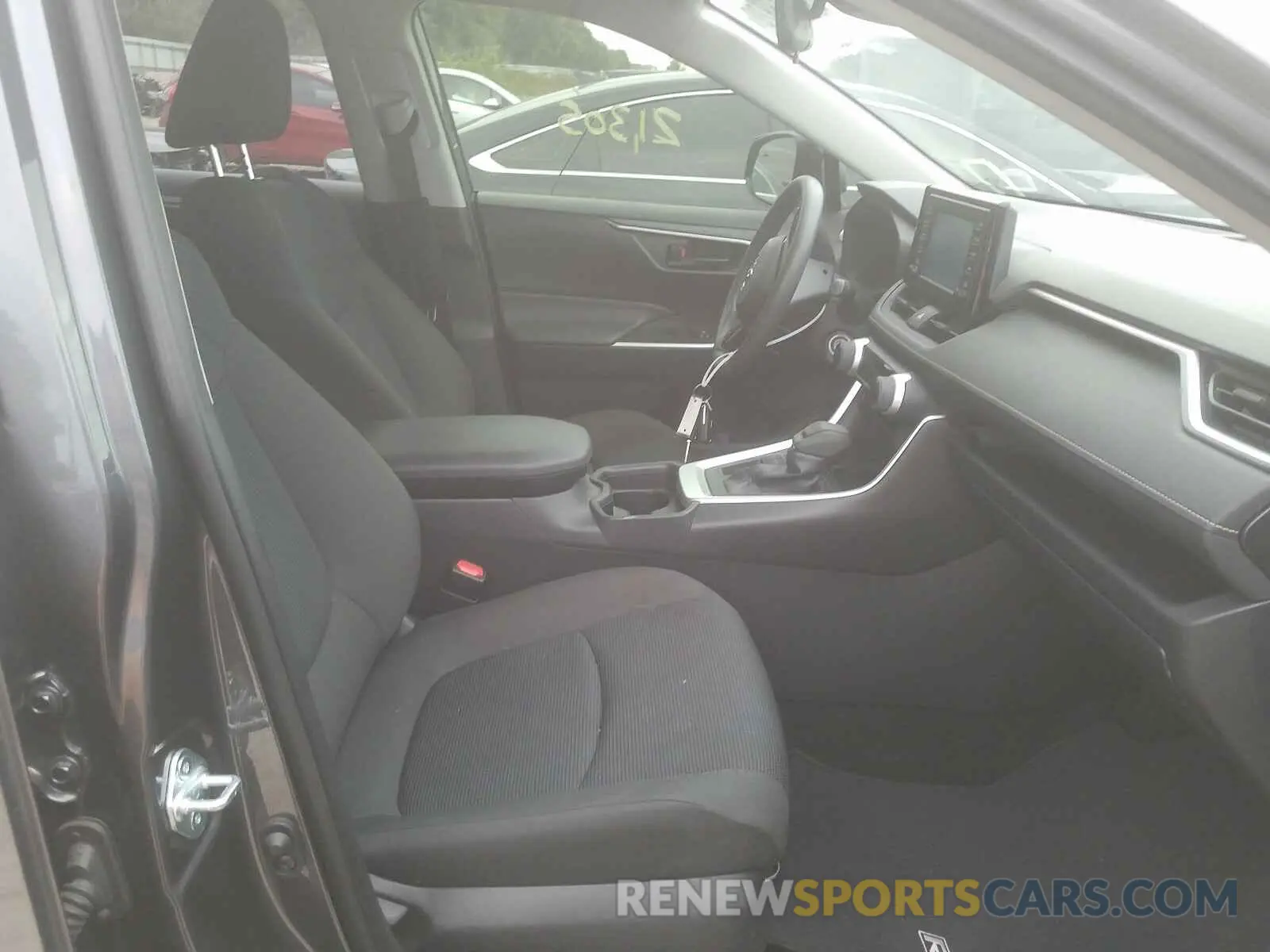 5 Photograph of a damaged car JTMH1RFV4KJ011166 TOYOTA RAV4 2019