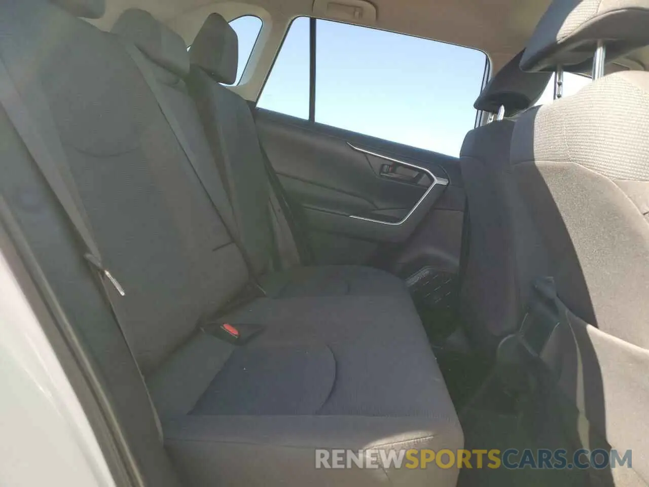 11 Photograph of a damaged car JTMH1RFV5KJ004730 TOYOTA RAV4 2019