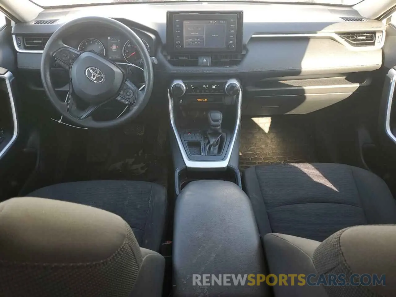 8 Photograph of a damaged car JTMH1RFV5KJ004730 TOYOTA RAV4 2019