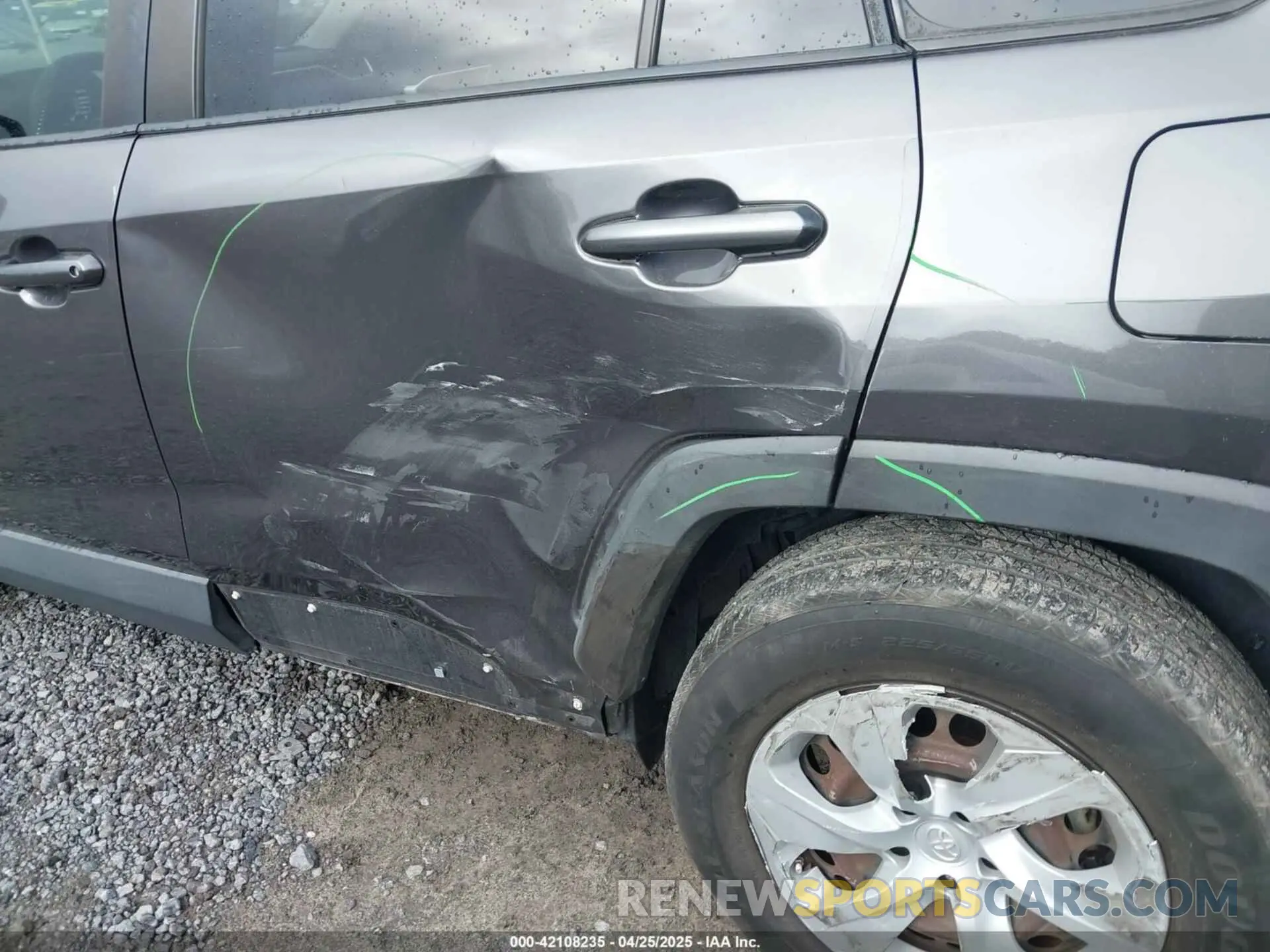 17 Photograph of a damaged car JTMH1RFV5KJ007238 TOYOTA RAV4 2019