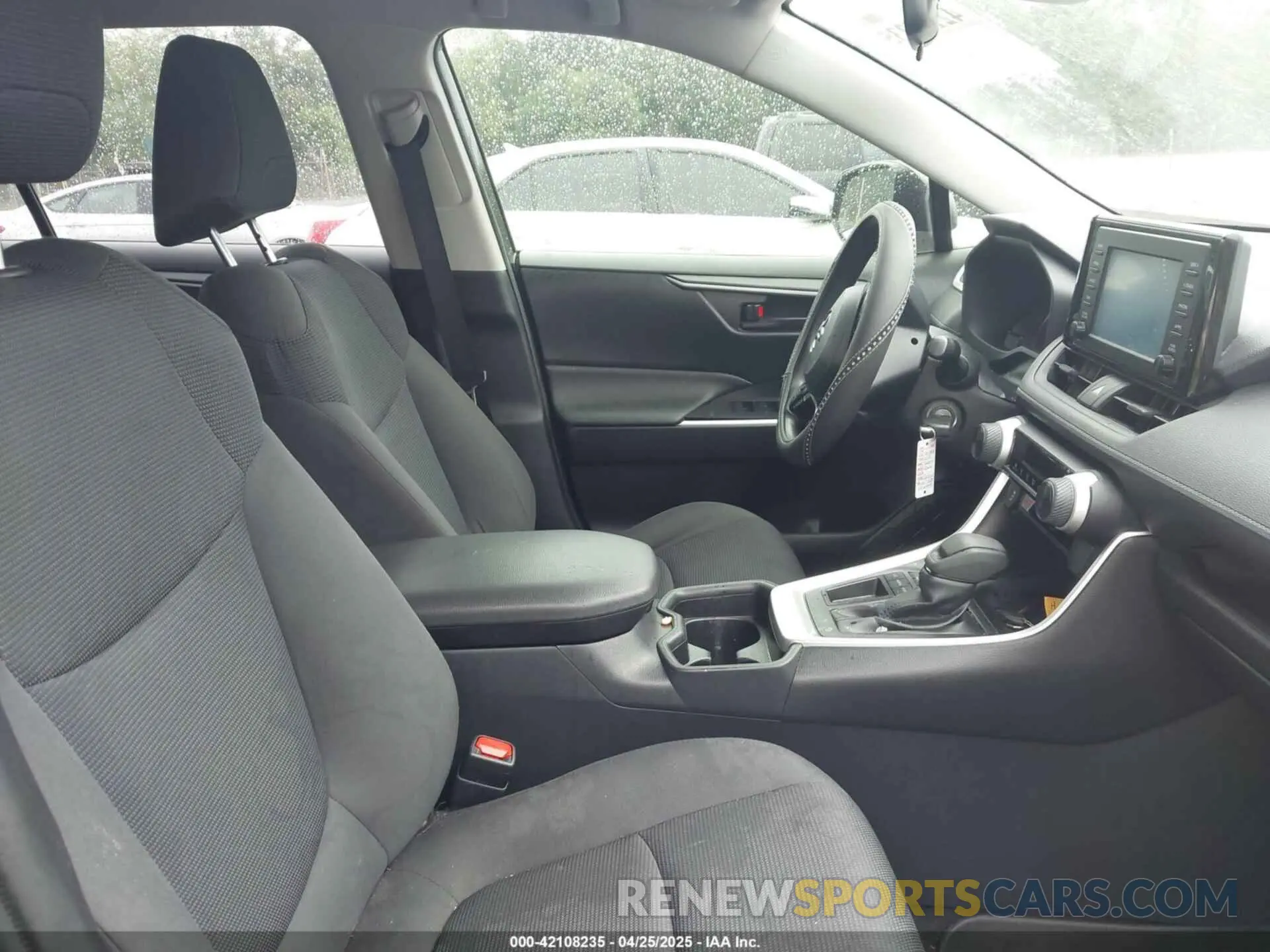 5 Photograph of a damaged car JTMH1RFV5KJ007238 TOYOTA RAV4 2019