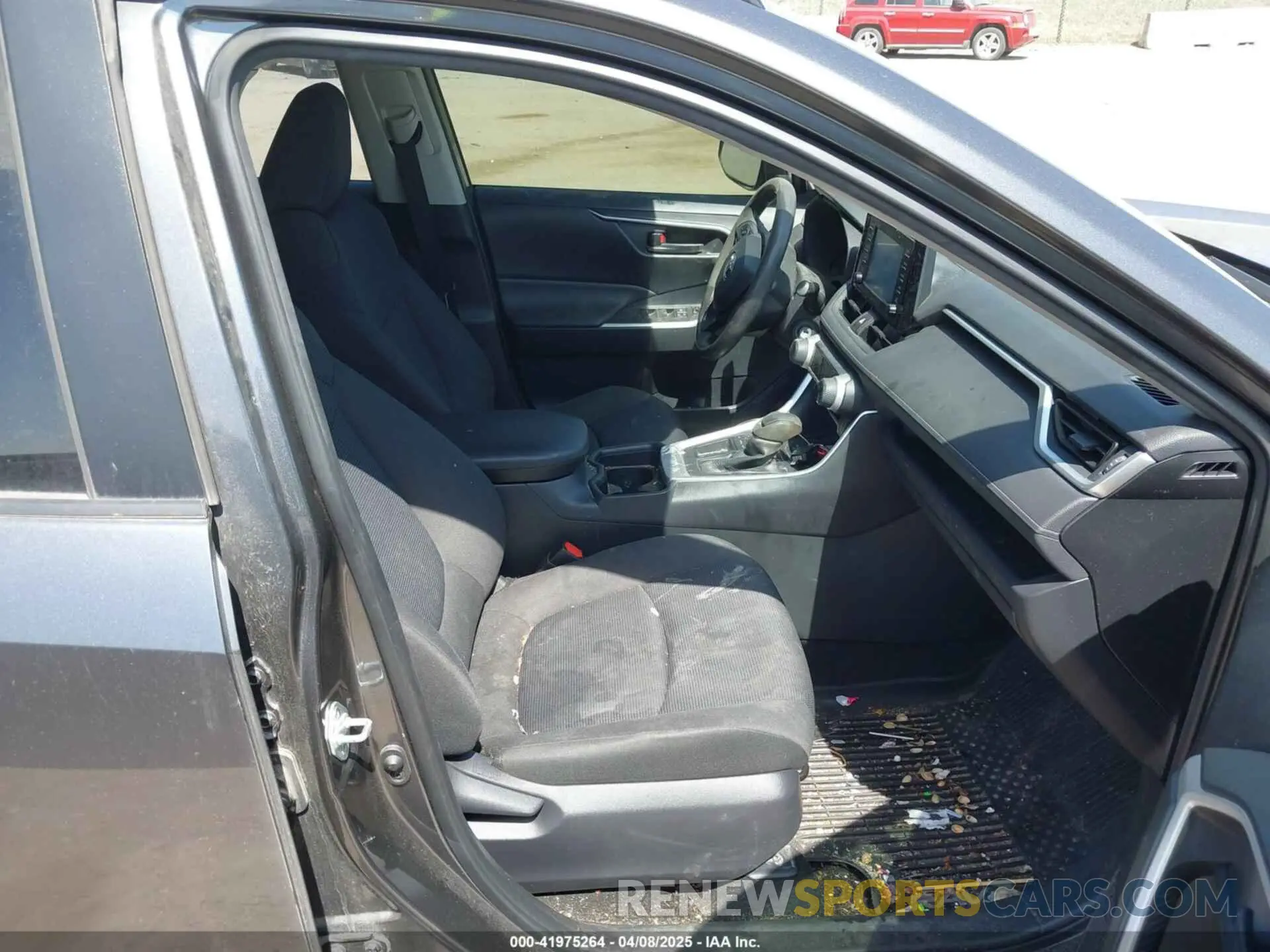 5 Photograph of a damaged car JTMH1RFV7KD040529 TOYOTA RAV4 2019