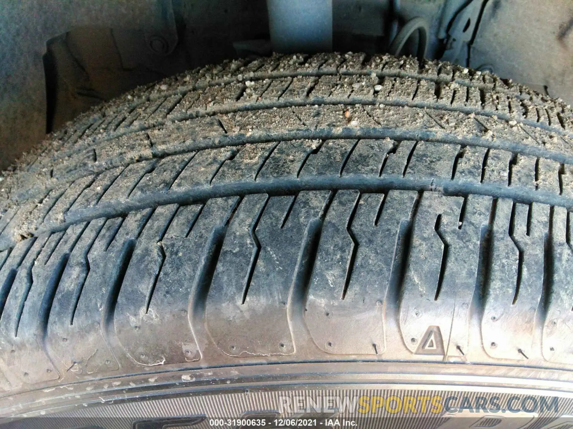 14 Photograph of a damaged car JTMH1RFV7KJ001490 TOYOTA RAV4 2019