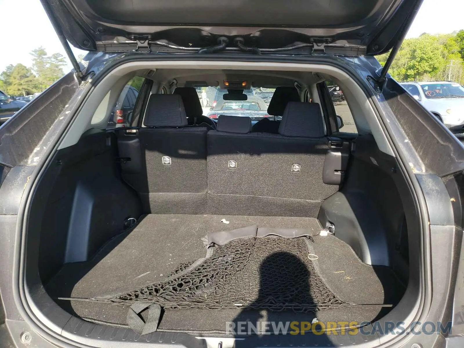 9 Photograph of a damaged car JTMH1RFV7KJ016359 TOYOTA RAV4 2019