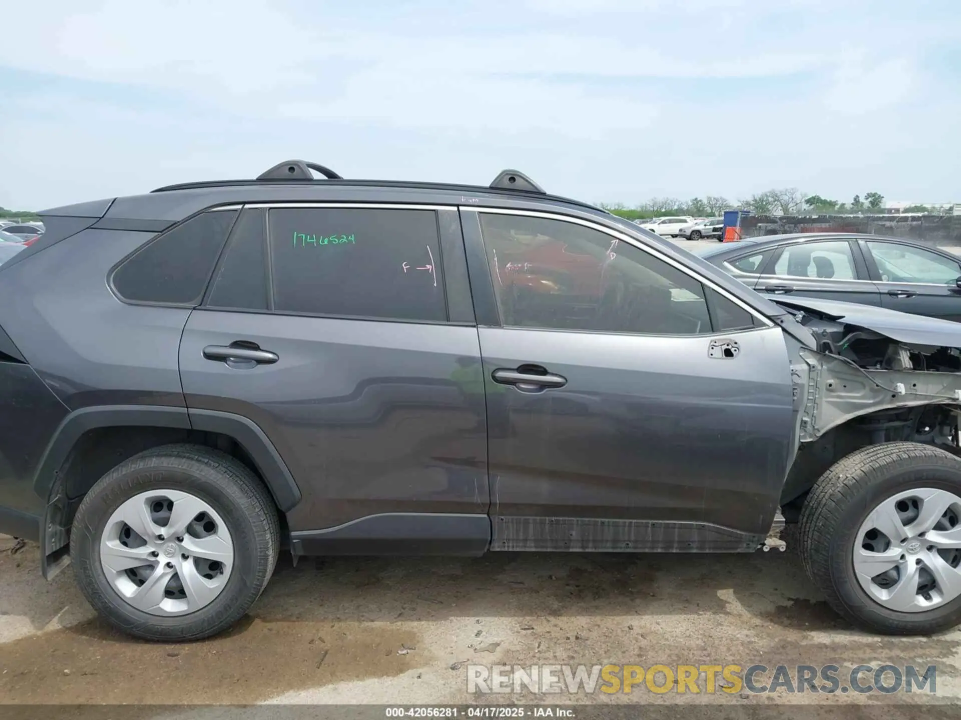 13 Фотография поврежденного автомобиля JTMH1RFV8KJ008304 TOYOTA RAV4 2019