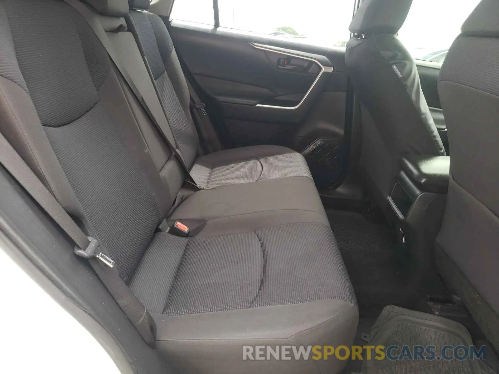 6 Photograph of a damaged car JTMH1RFV8KJ010358 TOYOTA RAV4 2019