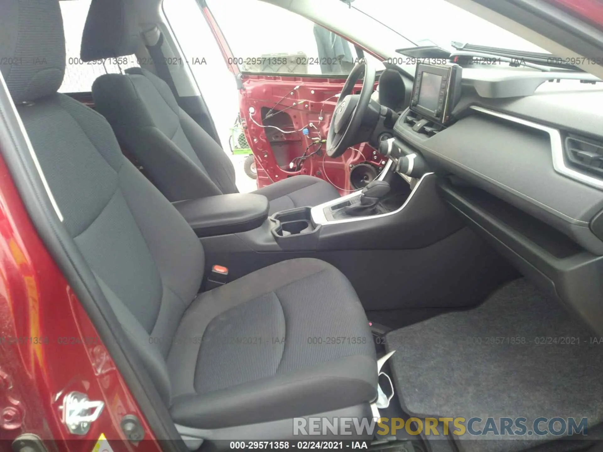 5 Photograph of a damaged car JTMH1RFV9KD009055 TOYOTA RAV4 2019