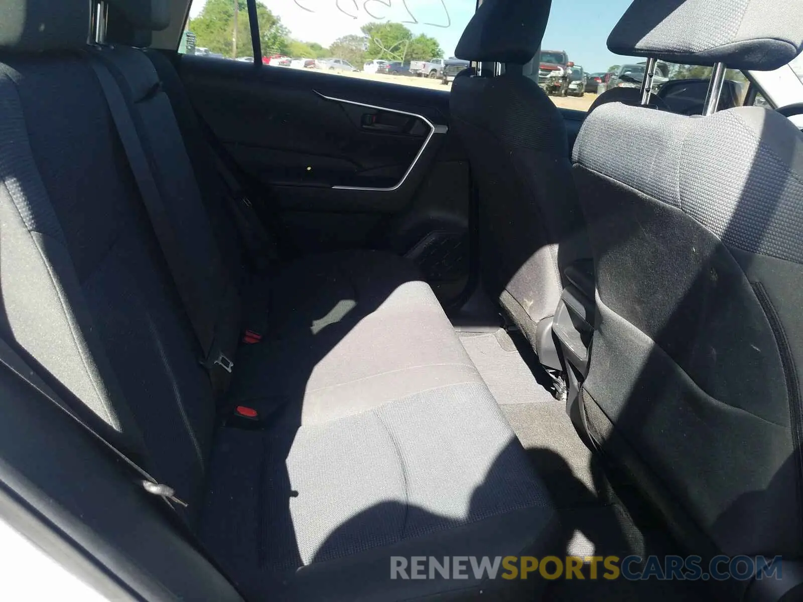 6 Photograph of a damaged car JTMH1RFVXKD002860 TOYOTA RAV4 2019
