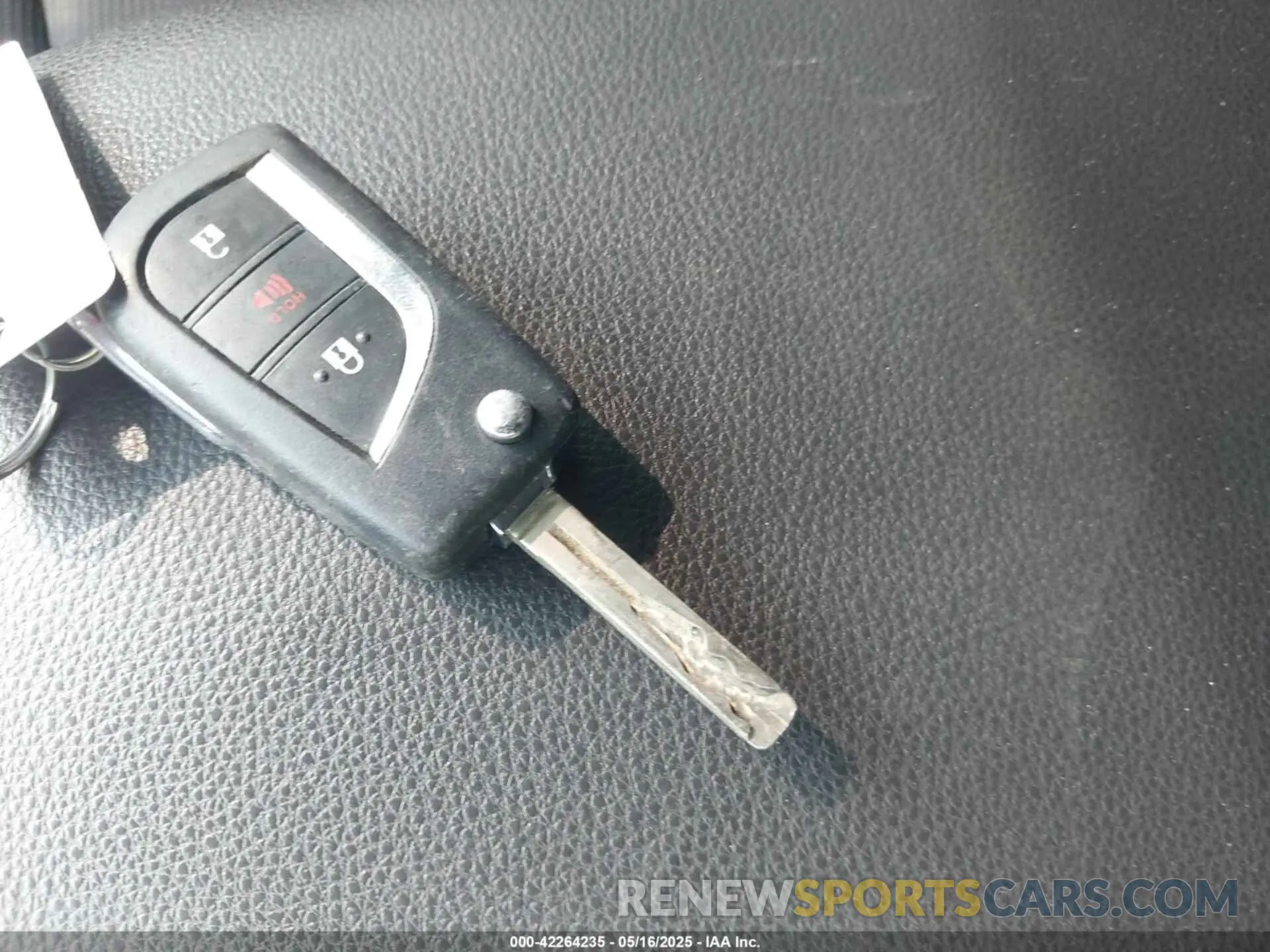 11 Photograph of a damaged car JTMH1RFVXKD035356 TOYOTA RAV4 2019