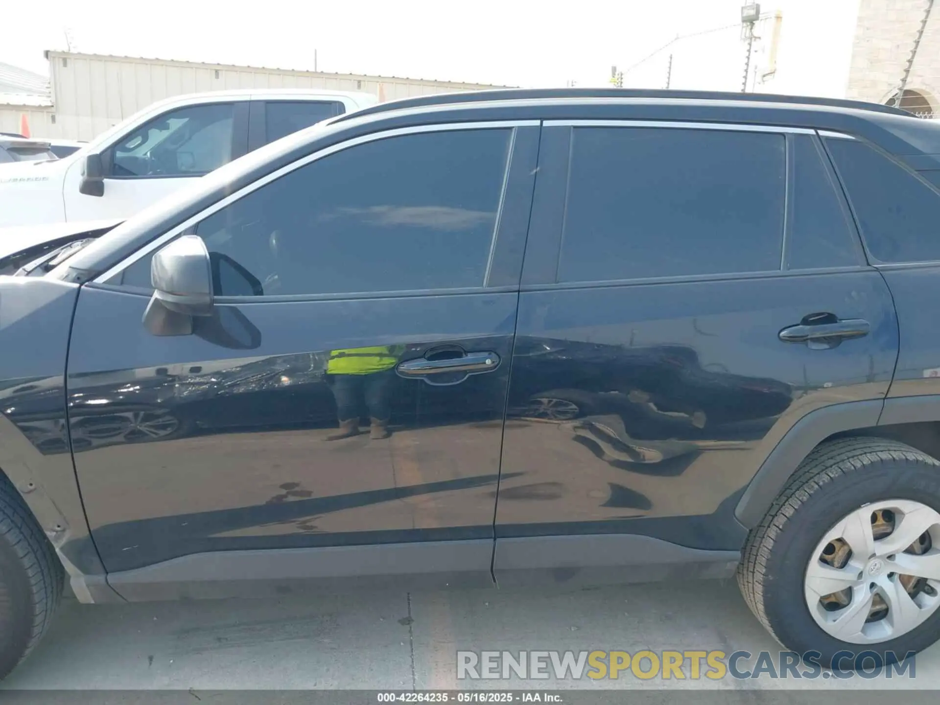 15 Photograph of a damaged car JTMH1RFVXKD035356 TOYOTA RAV4 2019