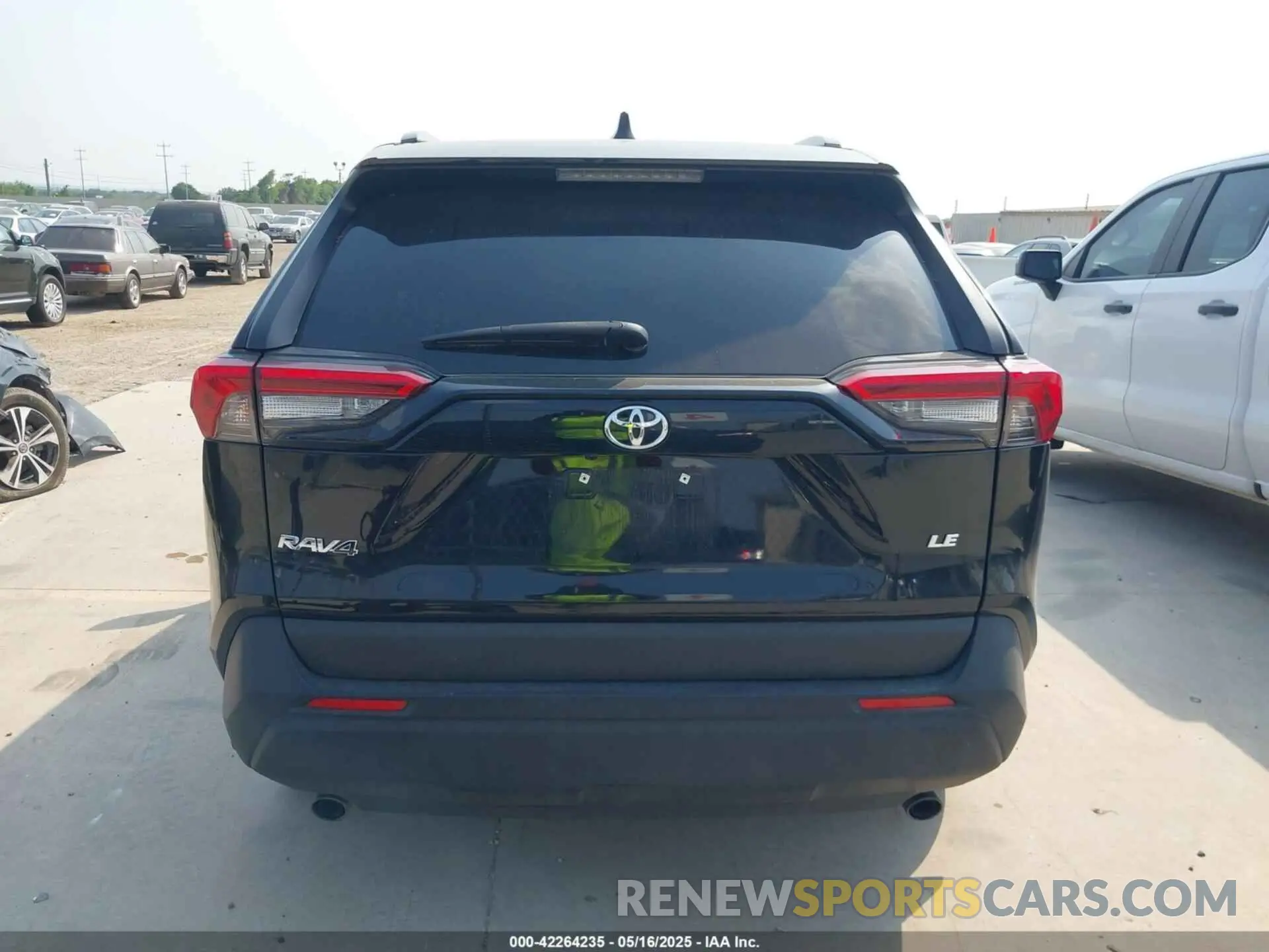 17 Photograph of a damaged car JTMH1RFVXKD035356 TOYOTA RAV4 2019