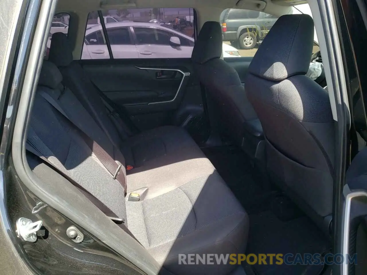 6 Photograph of a damaged car JTMH1RFVXKJ004903 TOYOTA RAV4 2019