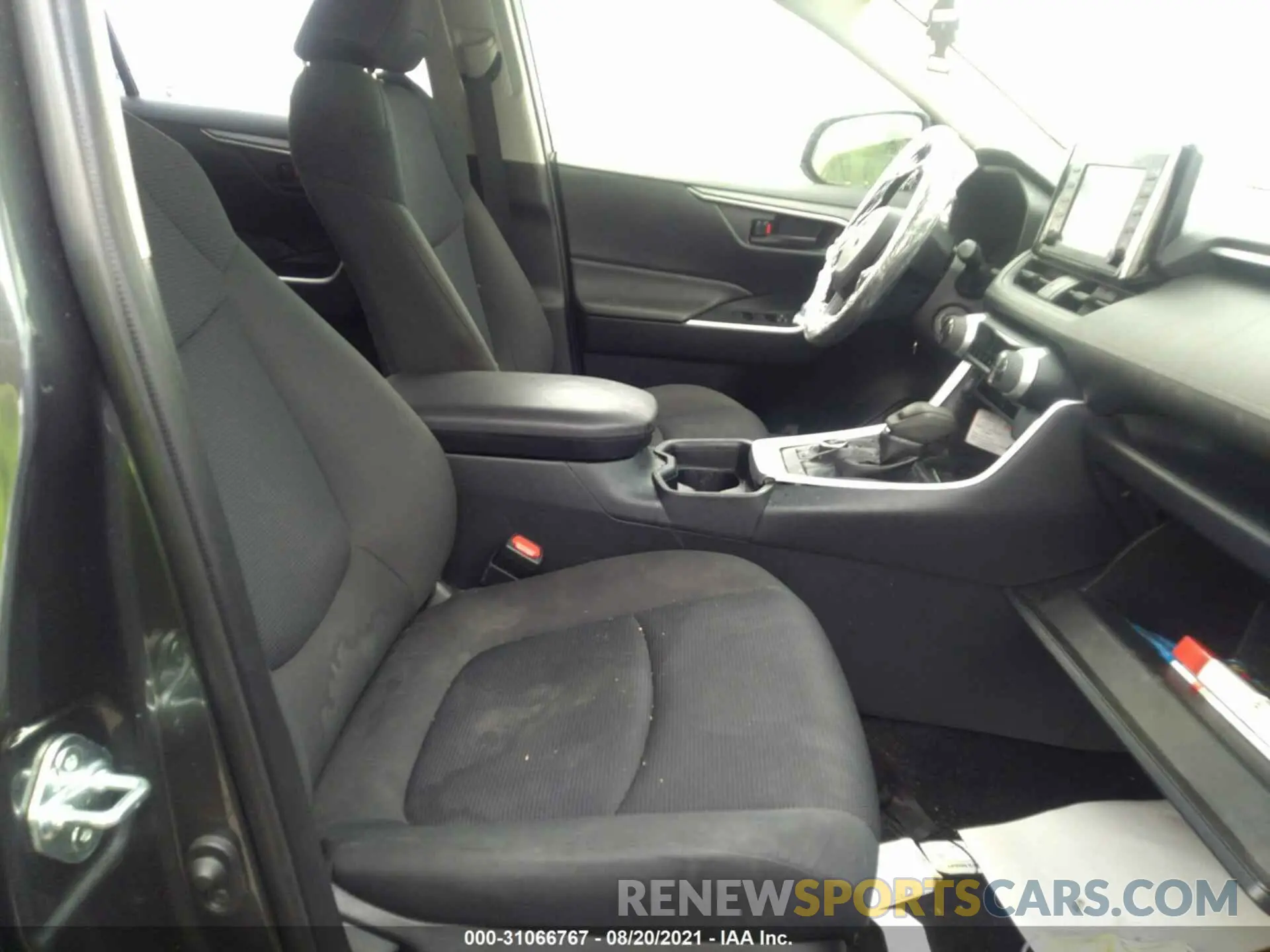 5 Photograph of a damaged car JTMLWRFV1KD017940 TOYOTA RAV4 2019