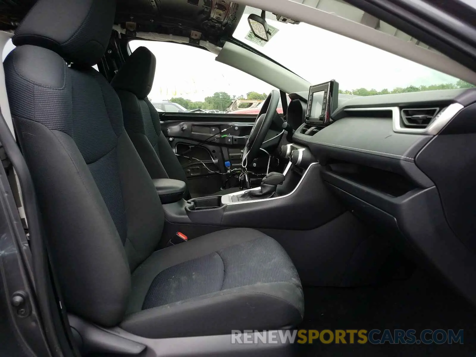 5 Photograph of a damaged car JTMLWRFV1KD513756 TOYOTA RAV4 2019
