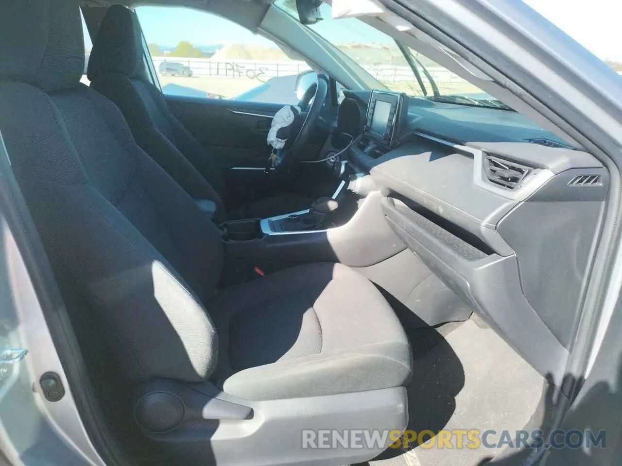 5 Photograph of a damaged car JTMMWRFV3KD504190 TOYOTA RAV4 2019