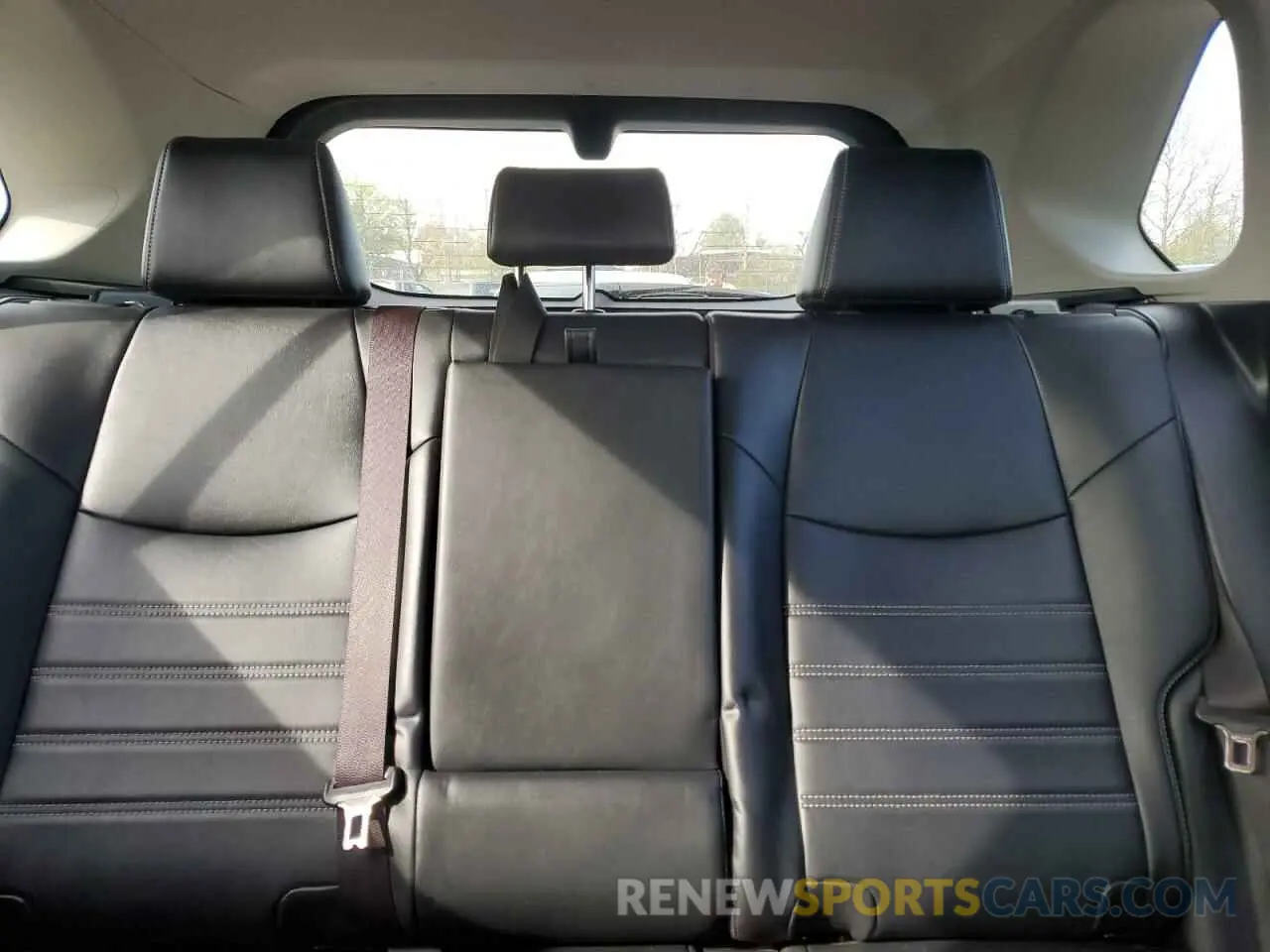 10 Photograph of a damaged car JTMN1RFV0KD501962 TOYOTA RAV4 2019