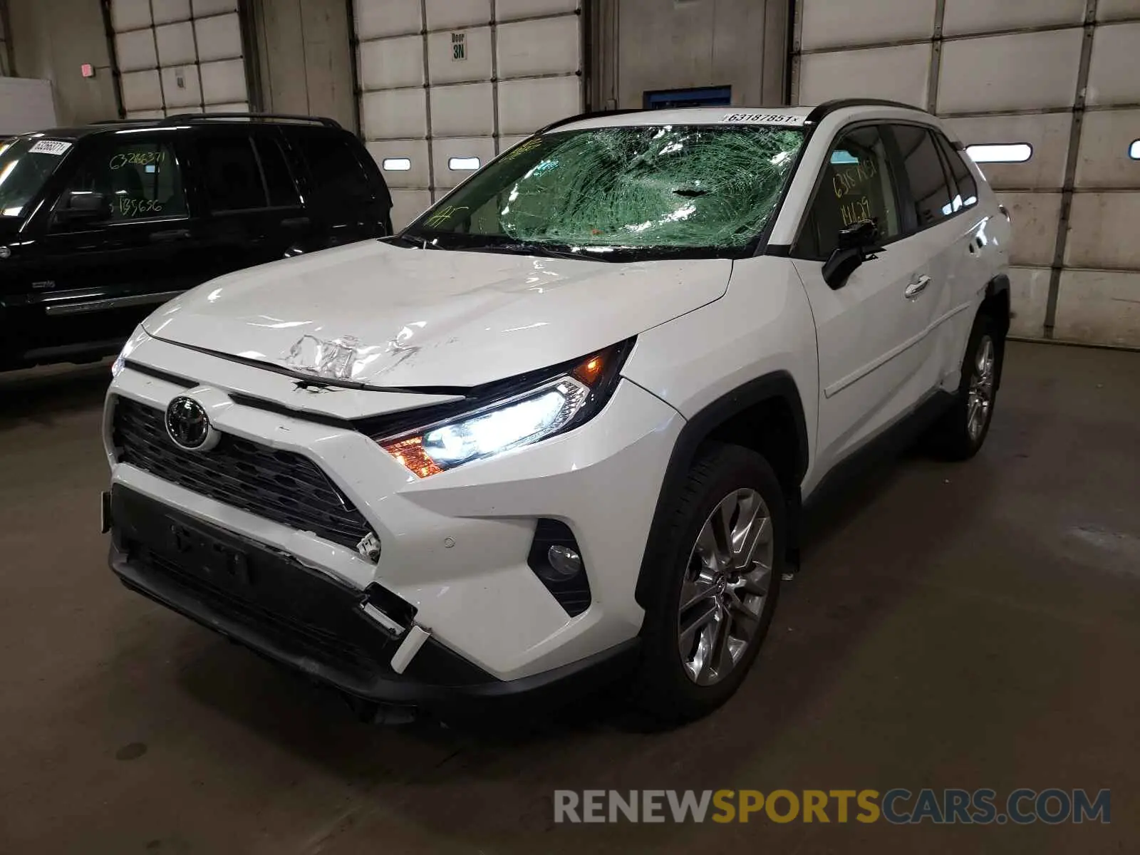 2 Фотография поврежденного автомобиля JTMN1RFV2KJ006647 TOYOTA RAV4 2019