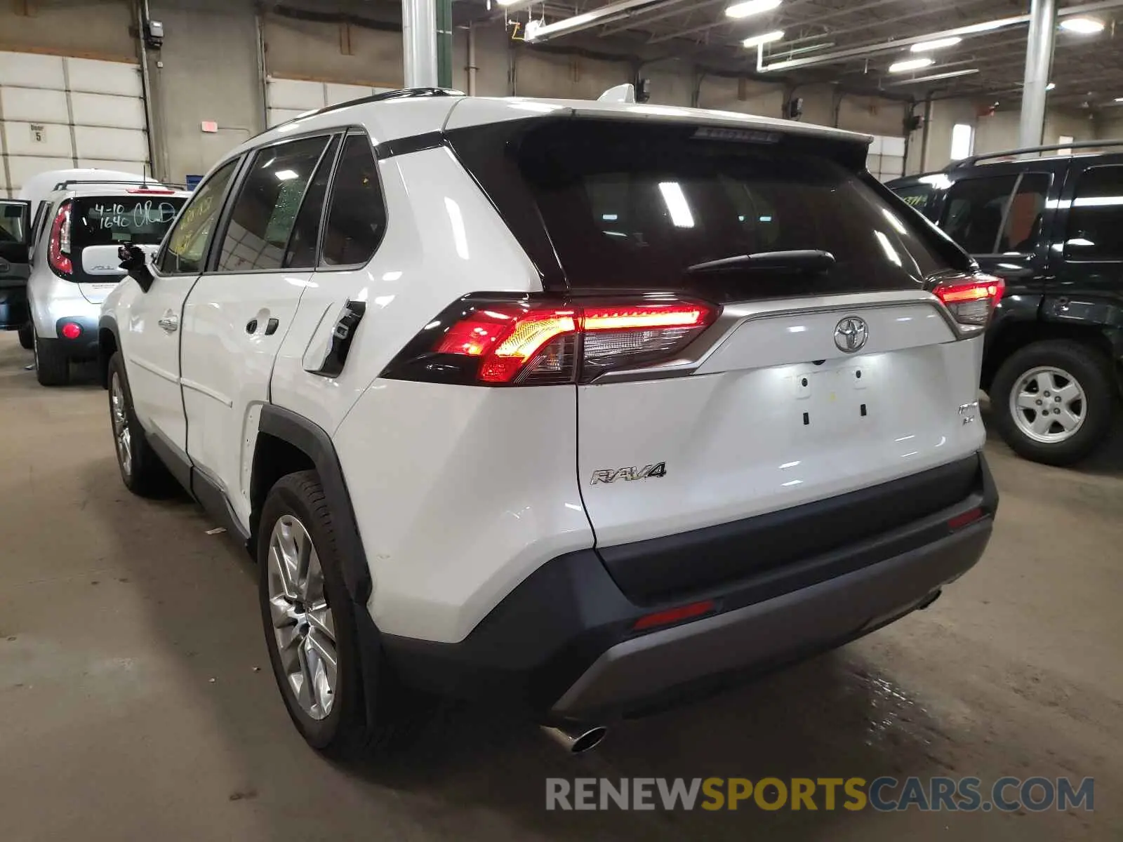 3 Фотография поврежденного автомобиля JTMN1RFV2KJ006647 TOYOTA RAV4 2019