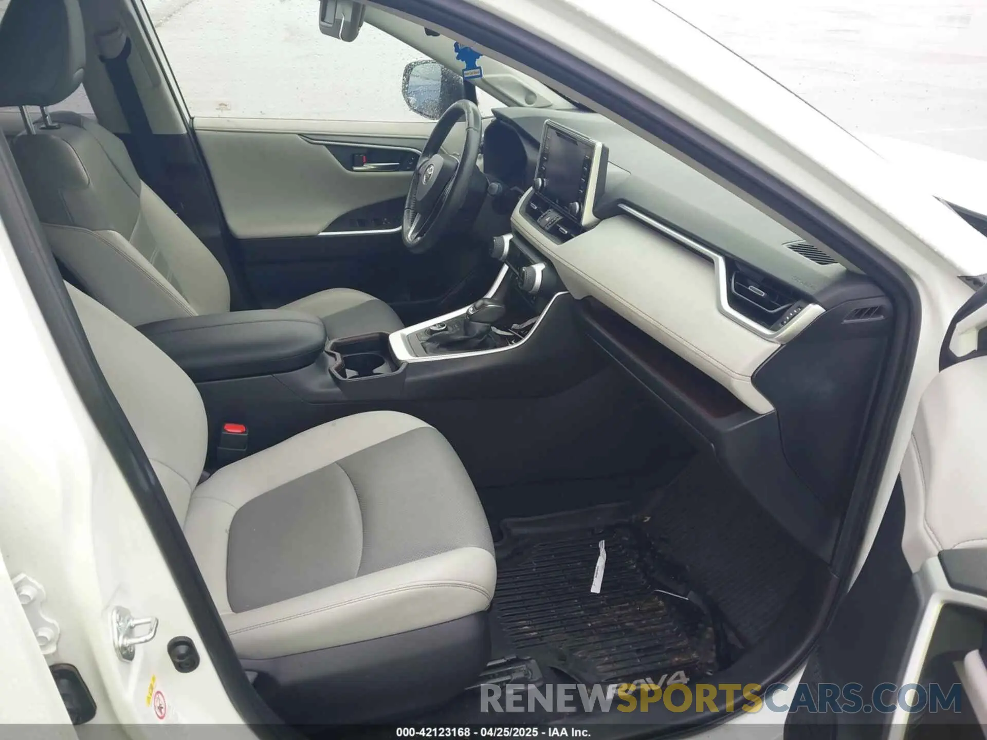 5 Photograph of a damaged car JTMN1RFV4KD516982 TOYOTA RAV4 2019