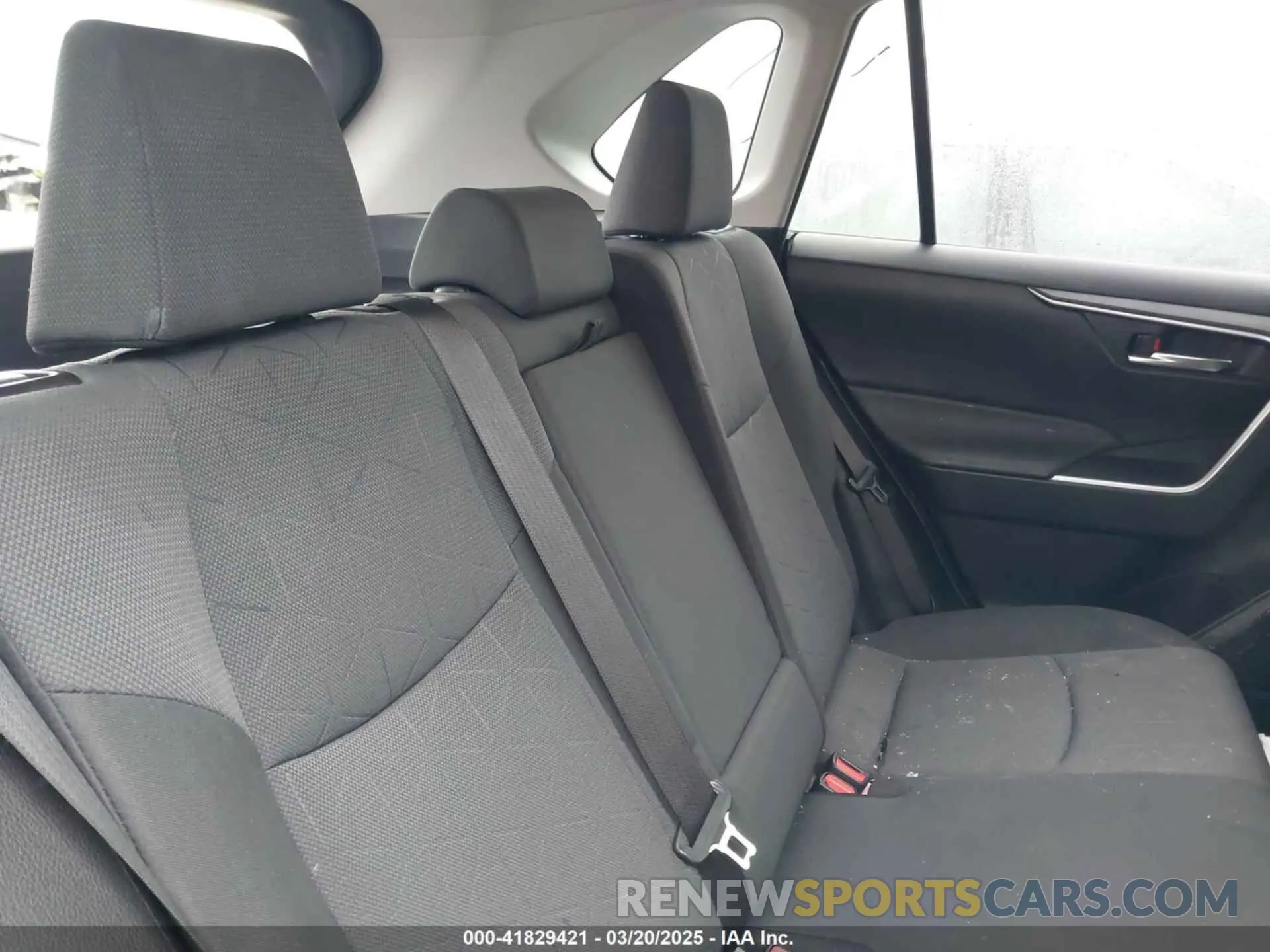 8 Photograph of a damaged car JTMP1RFV0KD031165 TOYOTA RAV4 2019