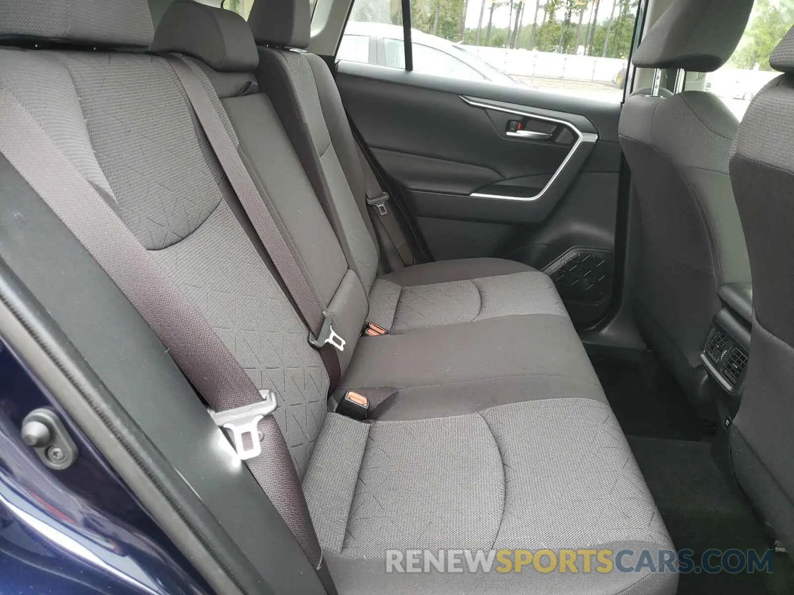 6 Photograph of a damaged car JTMP1RFV0KD033739 TOYOTA RAV4 2019