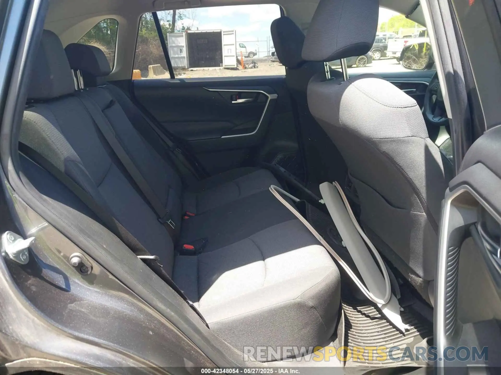 8 Photograph of a damaged car JTMP1RFV0KD034373 TOYOTA RAV4 2019