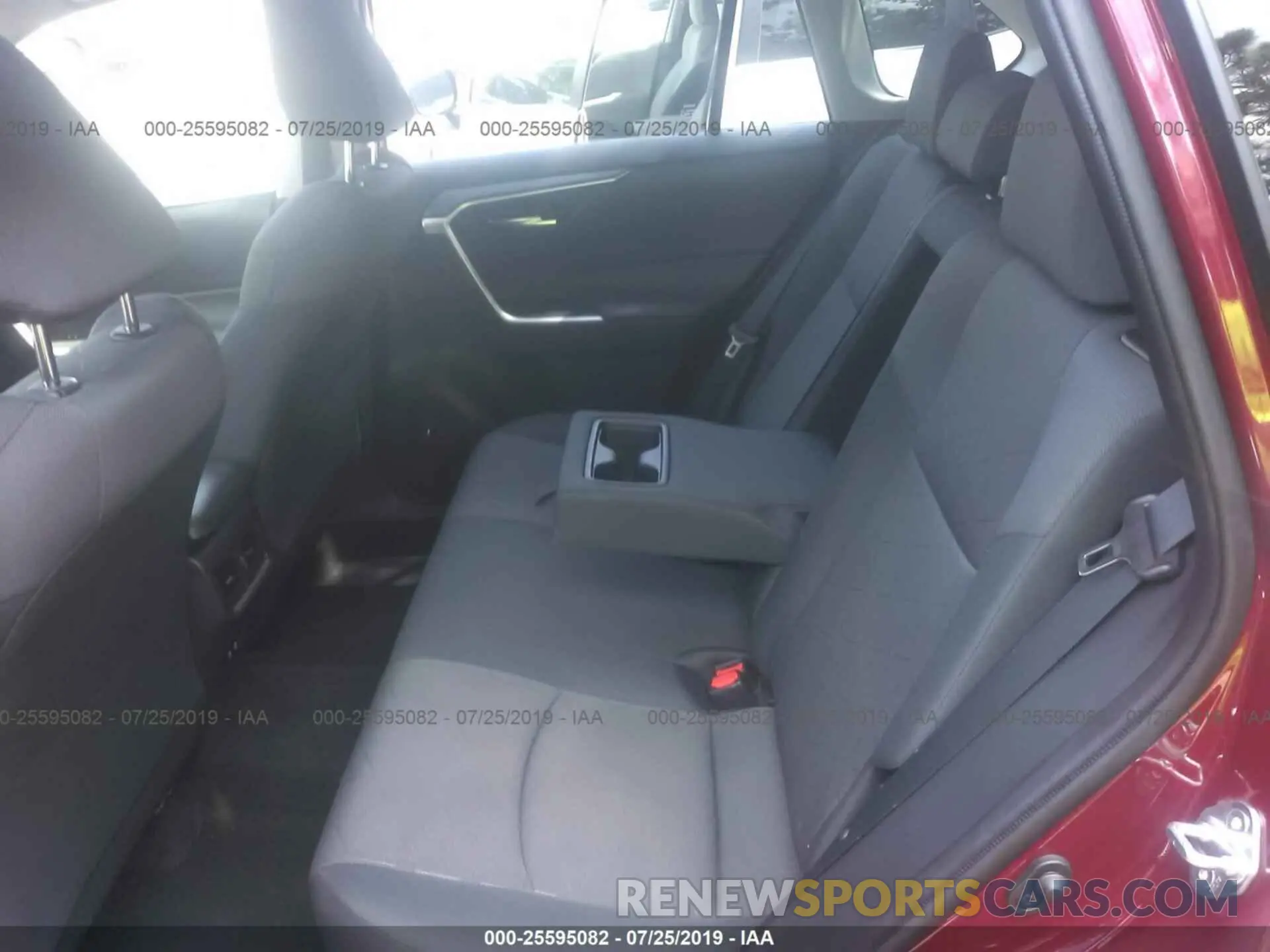 8 Photograph of a damaged car JTMP1RFV0KD512808 TOYOTA RAV4 2019