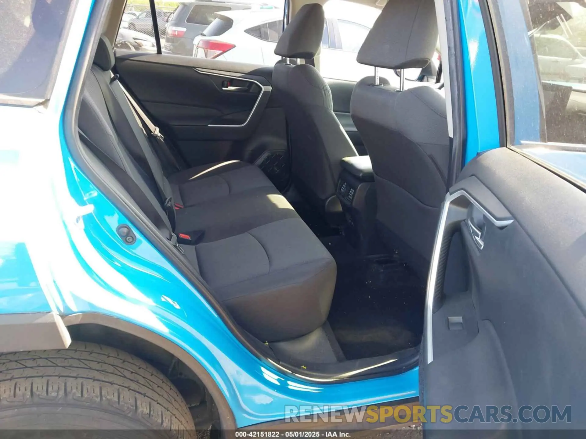 8 Фотография поврежденного автомобиля JTMP1RFV0KJ004470 TOYOTA RAV4 2019