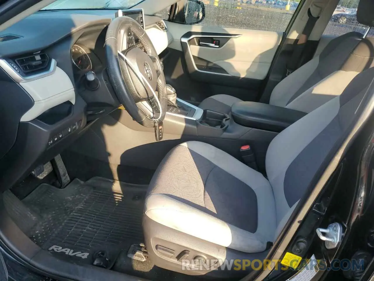 7 Фотография поврежденного автомобиля JTMP1RFV2KD037713 TOYOTA RAV4 2019