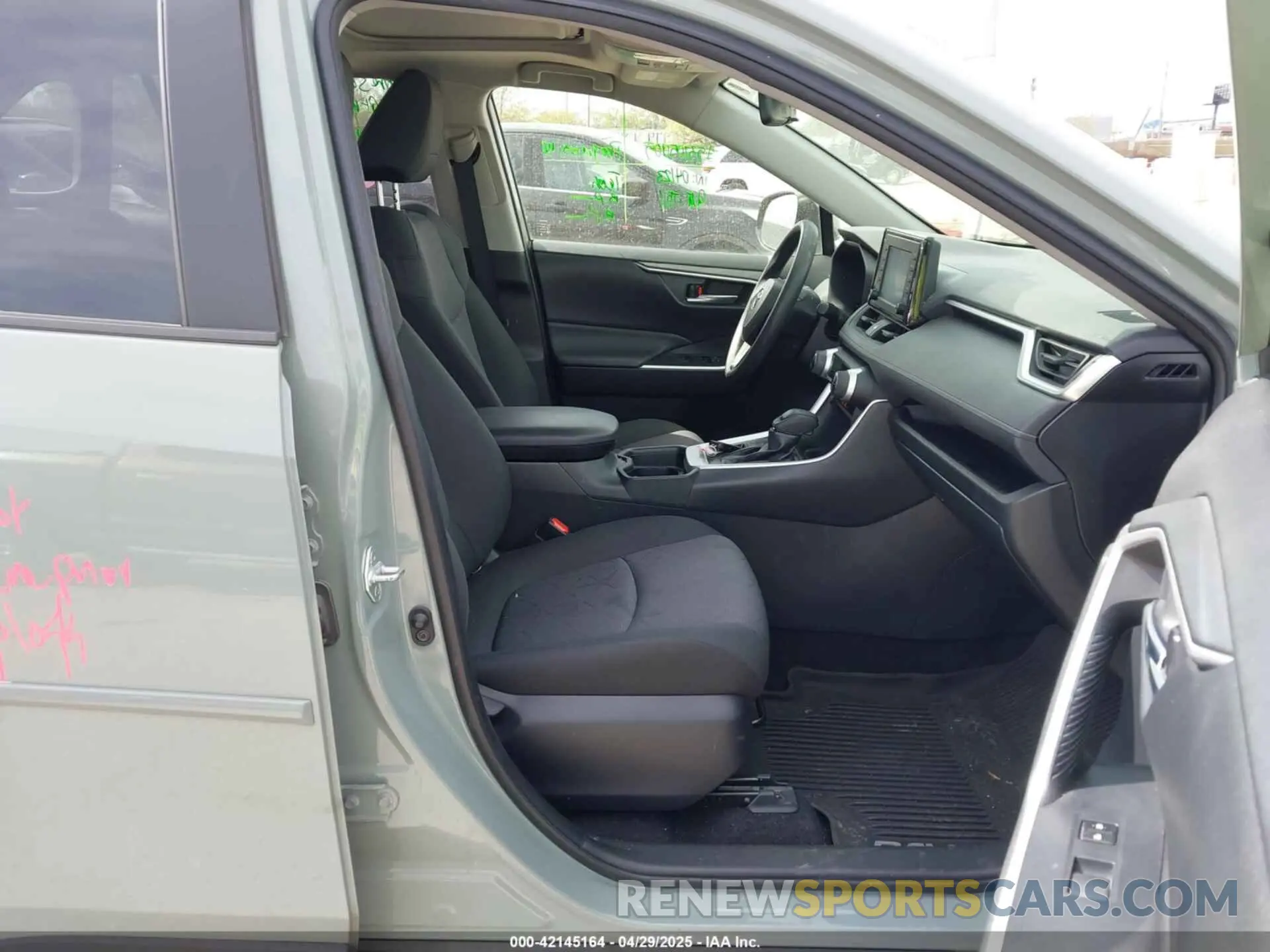 5 Photograph of a damaged car JTMP1RFV2KD042717 TOYOTA RAV4 2019