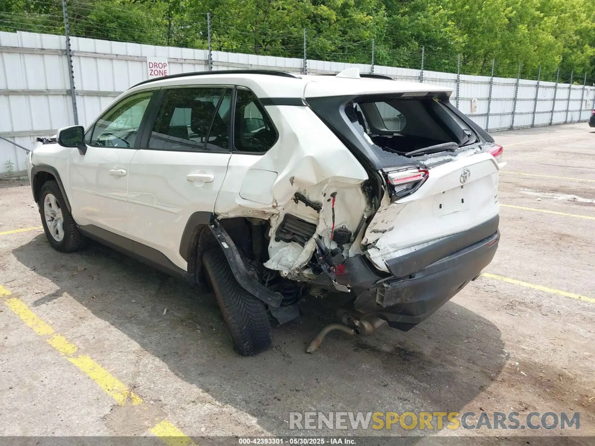 17 Photograph of a damaged car JTMP1RFV3KD046162 TOYOTA RAV4 2019