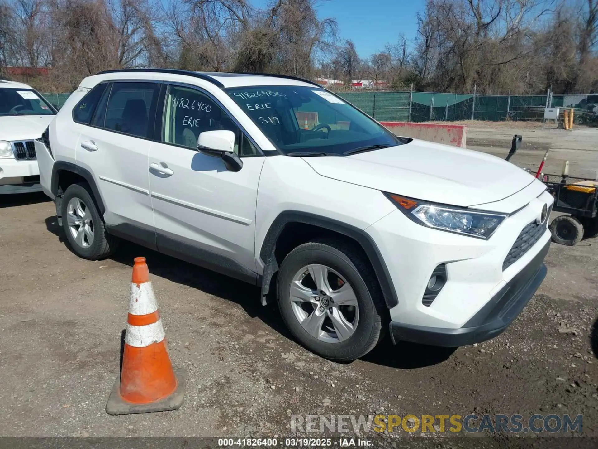 1 Photograph of a damaged car JTMP1RFV3KD503617 TOYOTA RAV4 2019