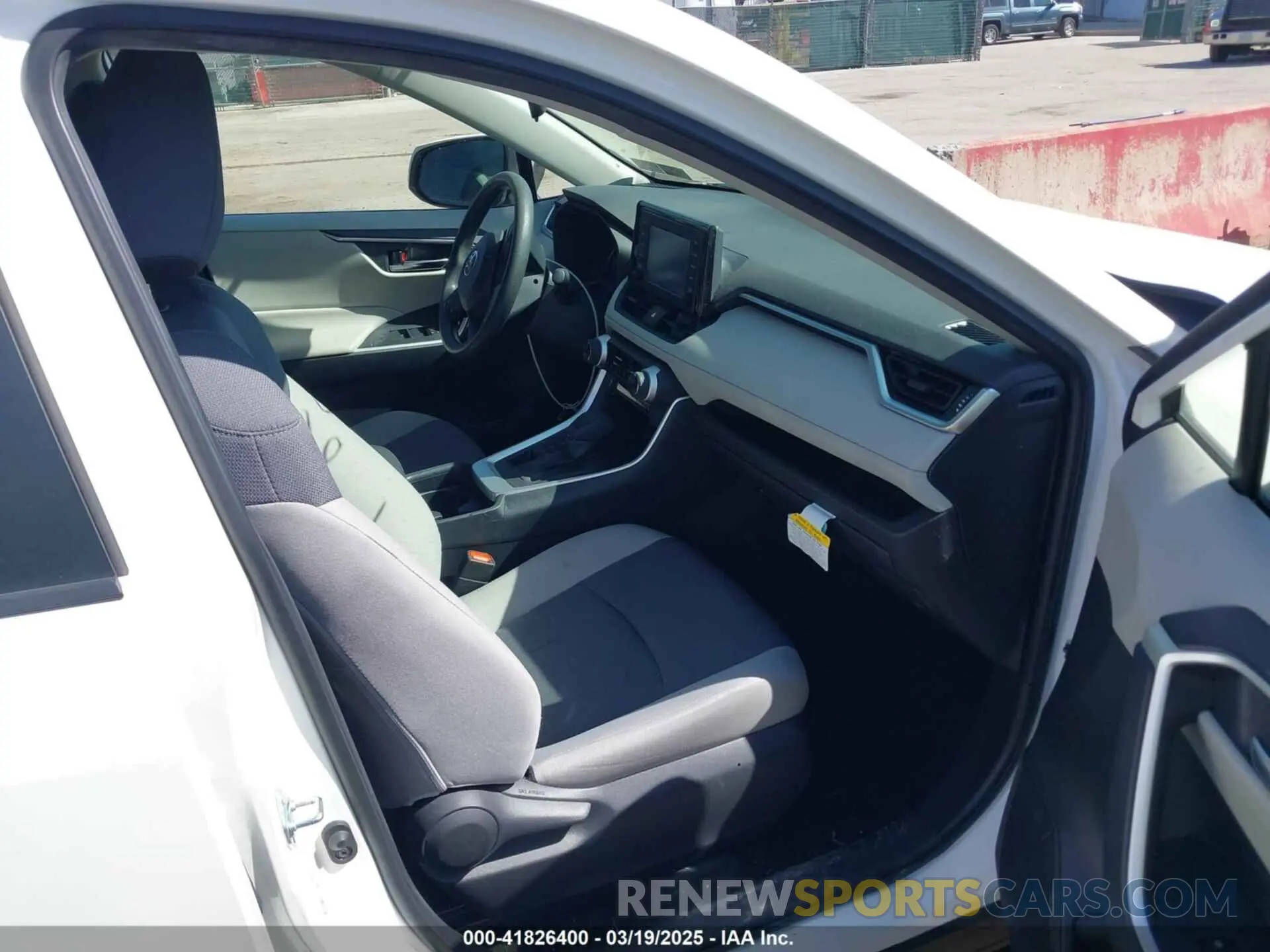 5 Photograph of a damaged car JTMP1RFV3KD503617 TOYOTA RAV4 2019