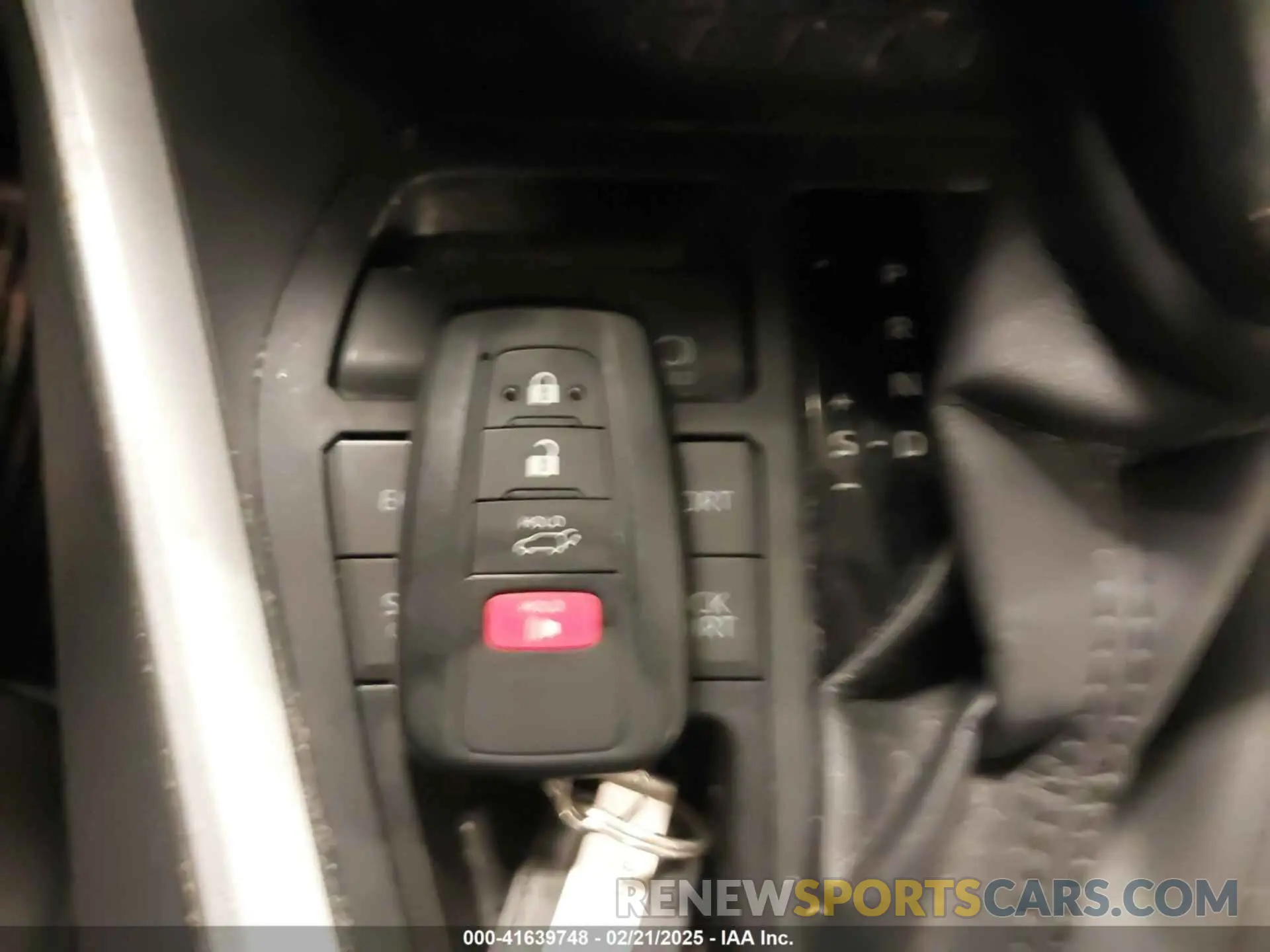 11 Photograph of a damaged car JTMP1RFV5KD009999 TOYOTA RAV4 2019