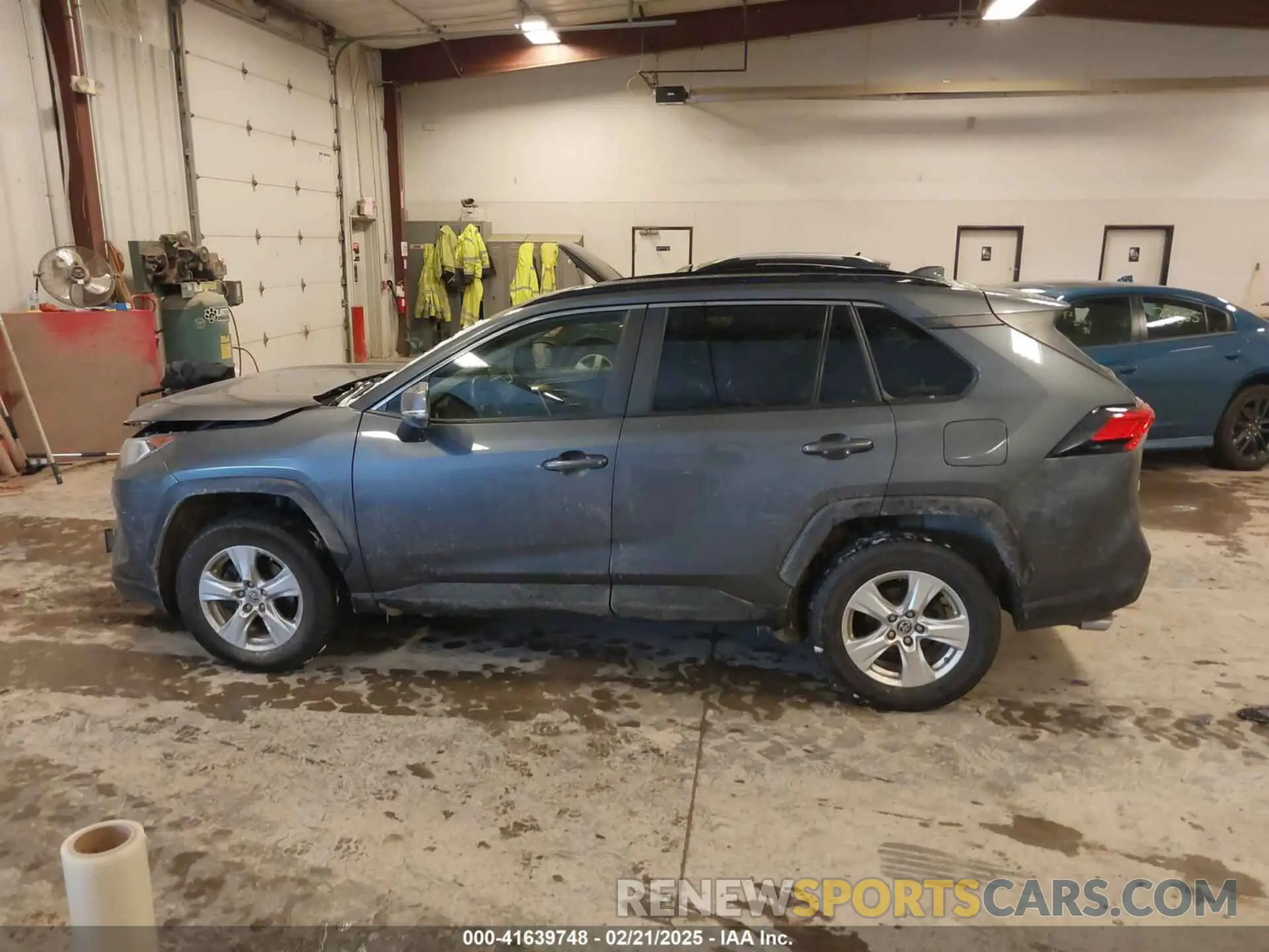 14 Photograph of a damaged car JTMP1RFV5KD009999 TOYOTA RAV4 2019