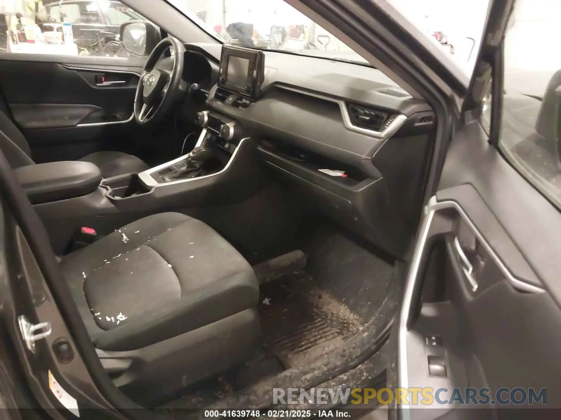5 Photograph of a damaged car JTMP1RFV5KD009999 TOYOTA RAV4 2019