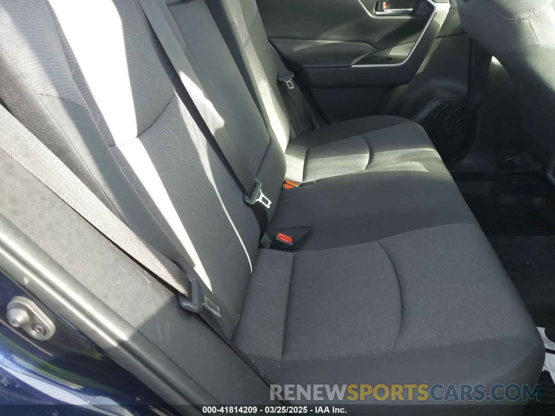 8 Фотография поврежденного автомобиля JTMP1RFV5KD023093 TOYOTA RAV4 2019