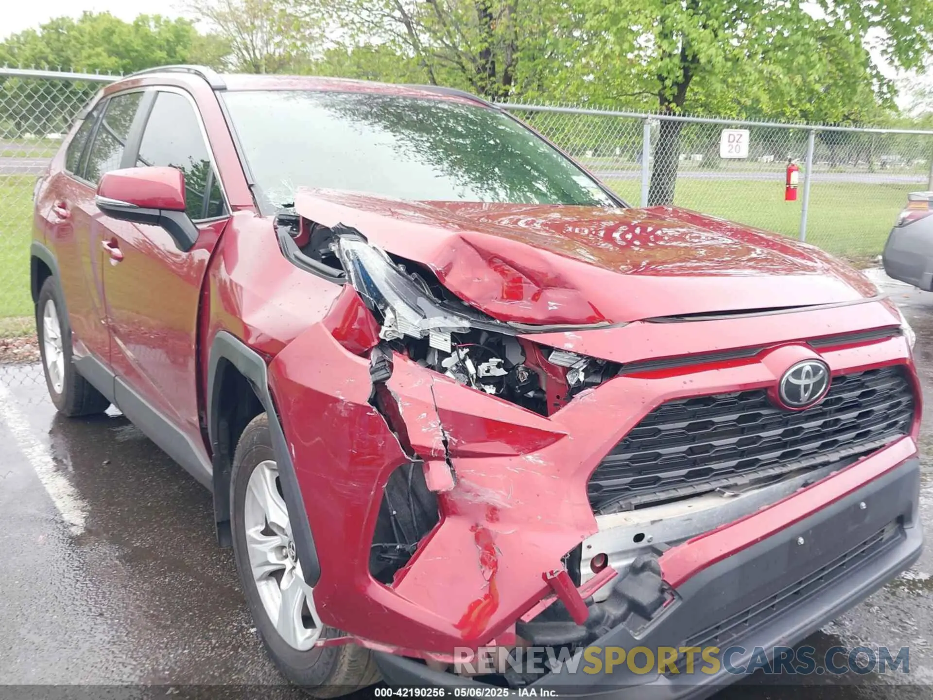 1 Photograph of a damaged car JTMP1RFV5KD042503 TOYOTA RAV4 2019