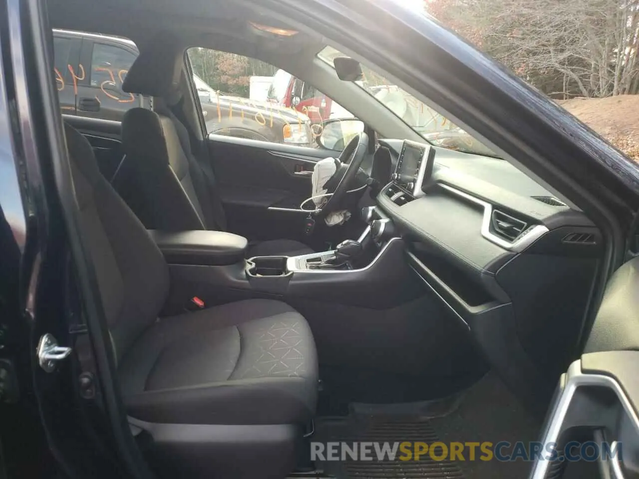 5 Photograph of a damaged car JTMP1RFV6KD032577 TOYOTA RAV4 2019