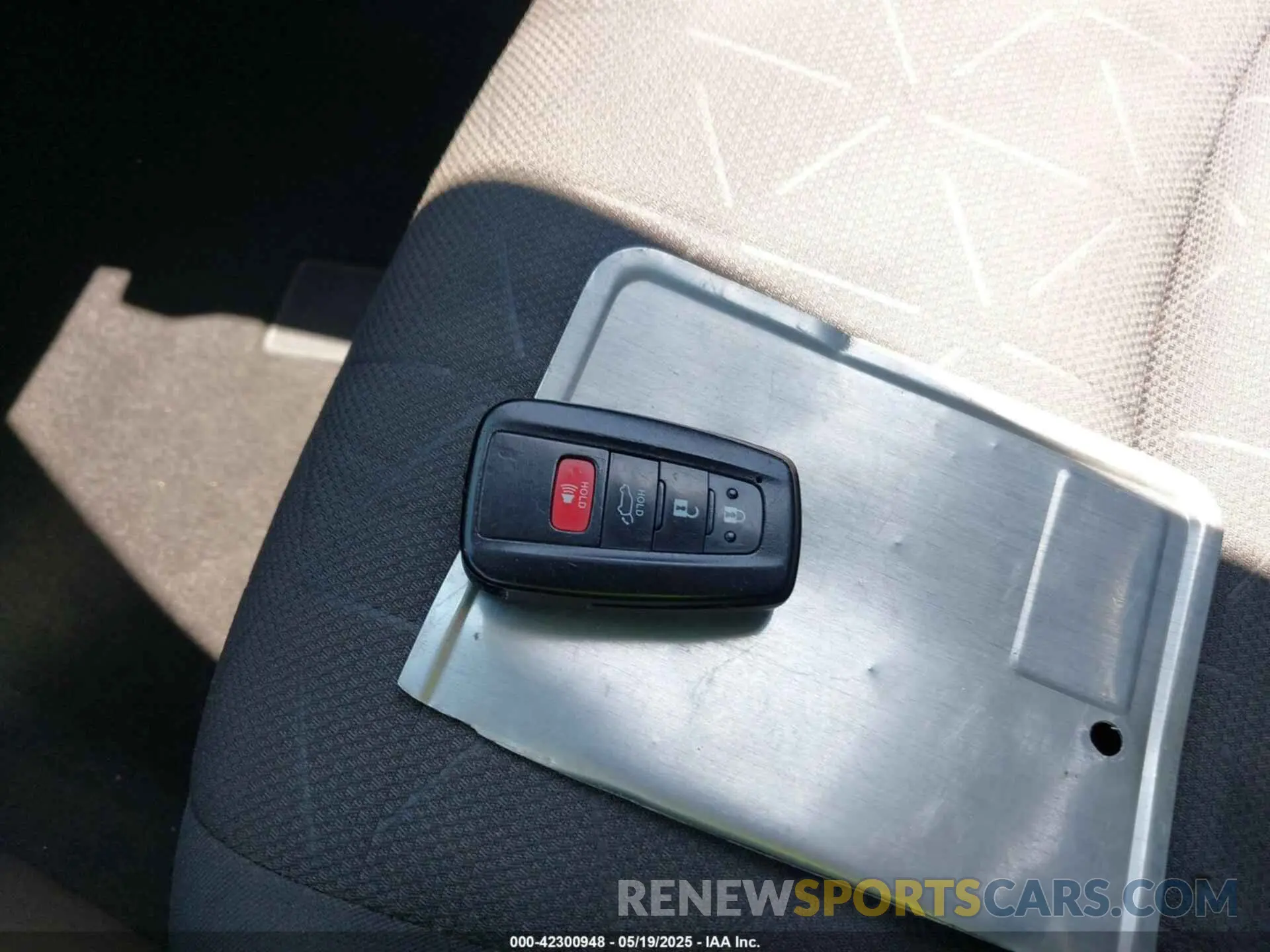 11 Photograph of a damaged car JTMP1RFVXKJ002886 TOYOTA RAV4 2019