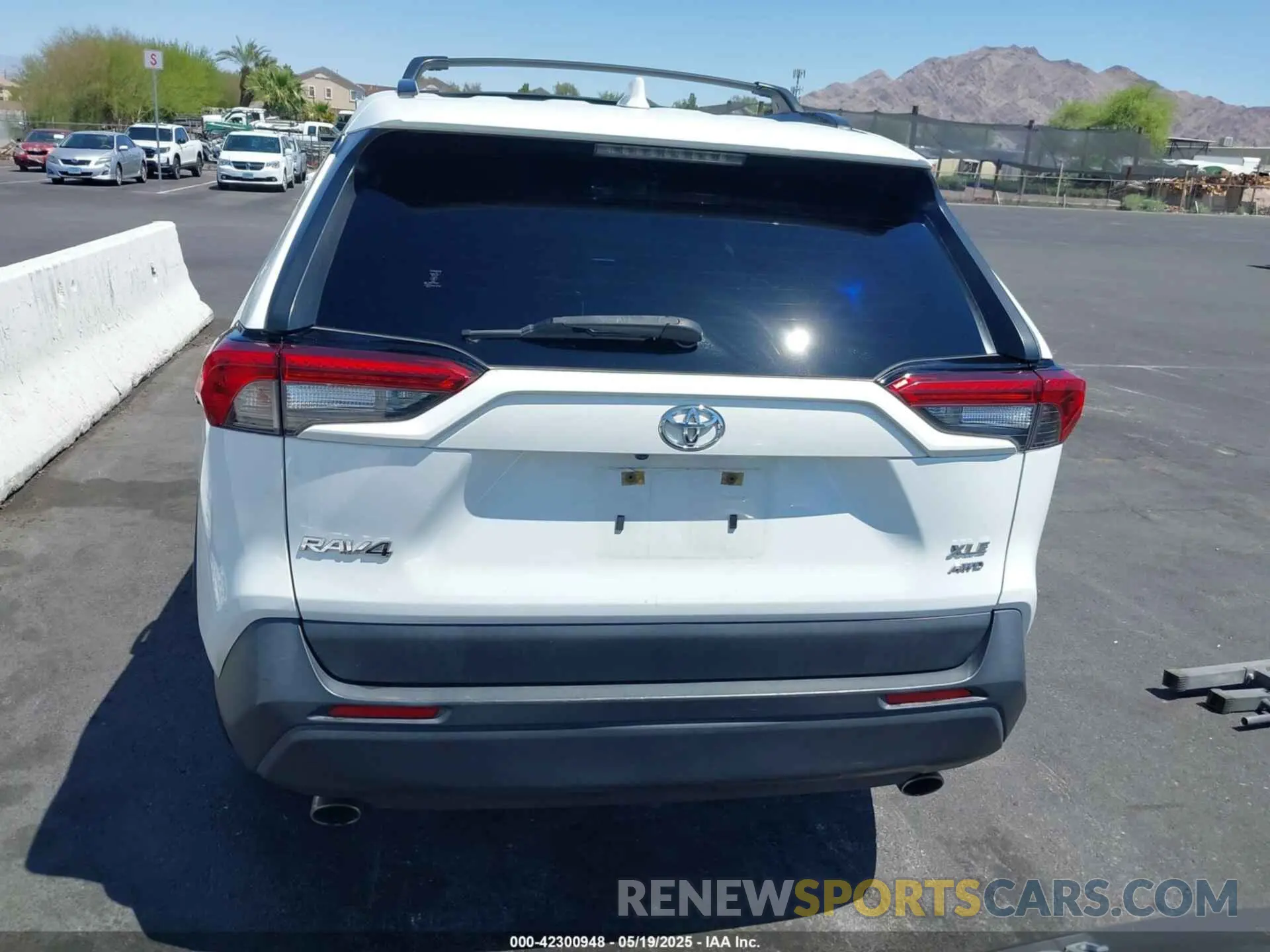 16 Photograph of a damaged car JTMP1RFVXKJ002886 TOYOTA RAV4 2019