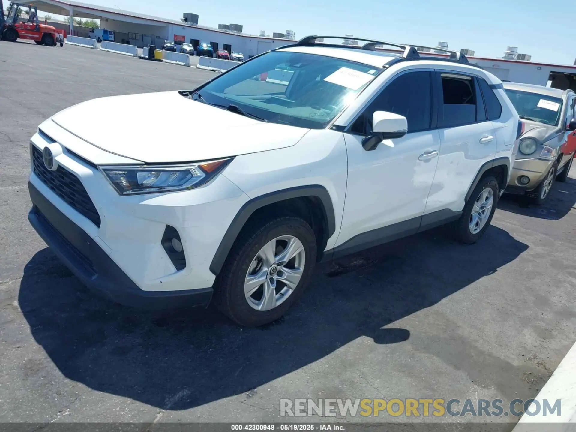 2 Photograph of a damaged car JTMP1RFVXKJ002886 TOYOTA RAV4 2019